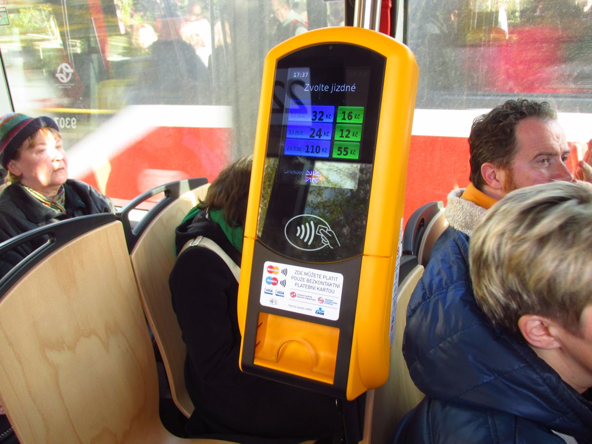 Ceník jízdného v tramvajích je identický s tím klasickým. Platba je možná pouze platební kartou, díky čemuž mohou mít automaty kompaktní rezměry. (foto: Ing. Filip Jiřík)