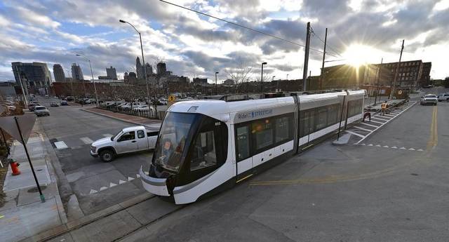 První z vozů CAF Urbos 3 byl dodán dne 2. 11. 2015. (zdroj: www.kansascity.com)