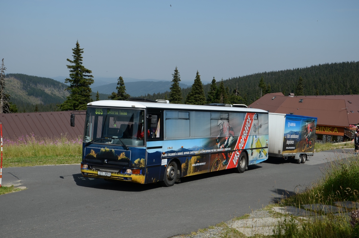 Arriva využívá cyklobusy a skibusy v různých oblastech, jež obsluhuje. Zde se nám nabízí pohle na autobus Karosa C 954 v přívěsným vozíkem na kola v Jeseníkách. (foto: Miroslav Halász)