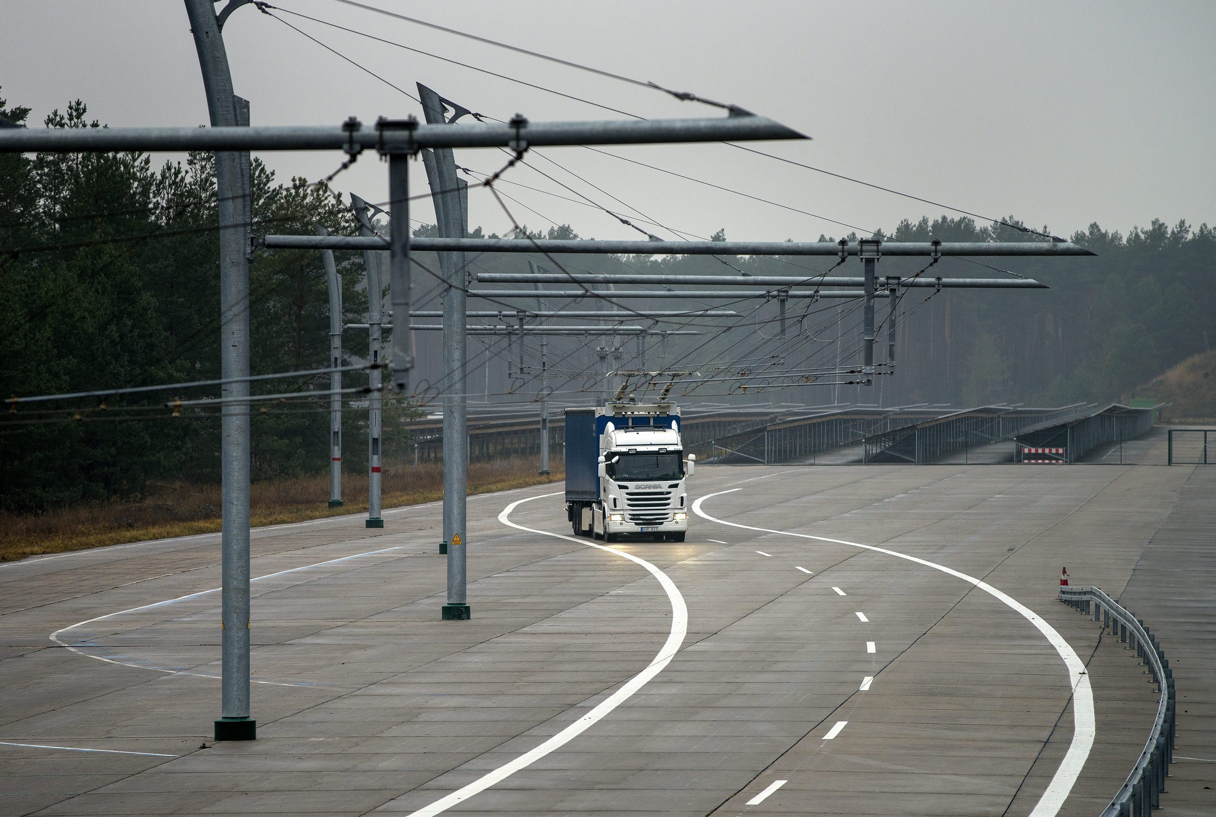 Pohled na zkušební "trolejbusovou" dráhu pro kamiony. (foto: Scania)