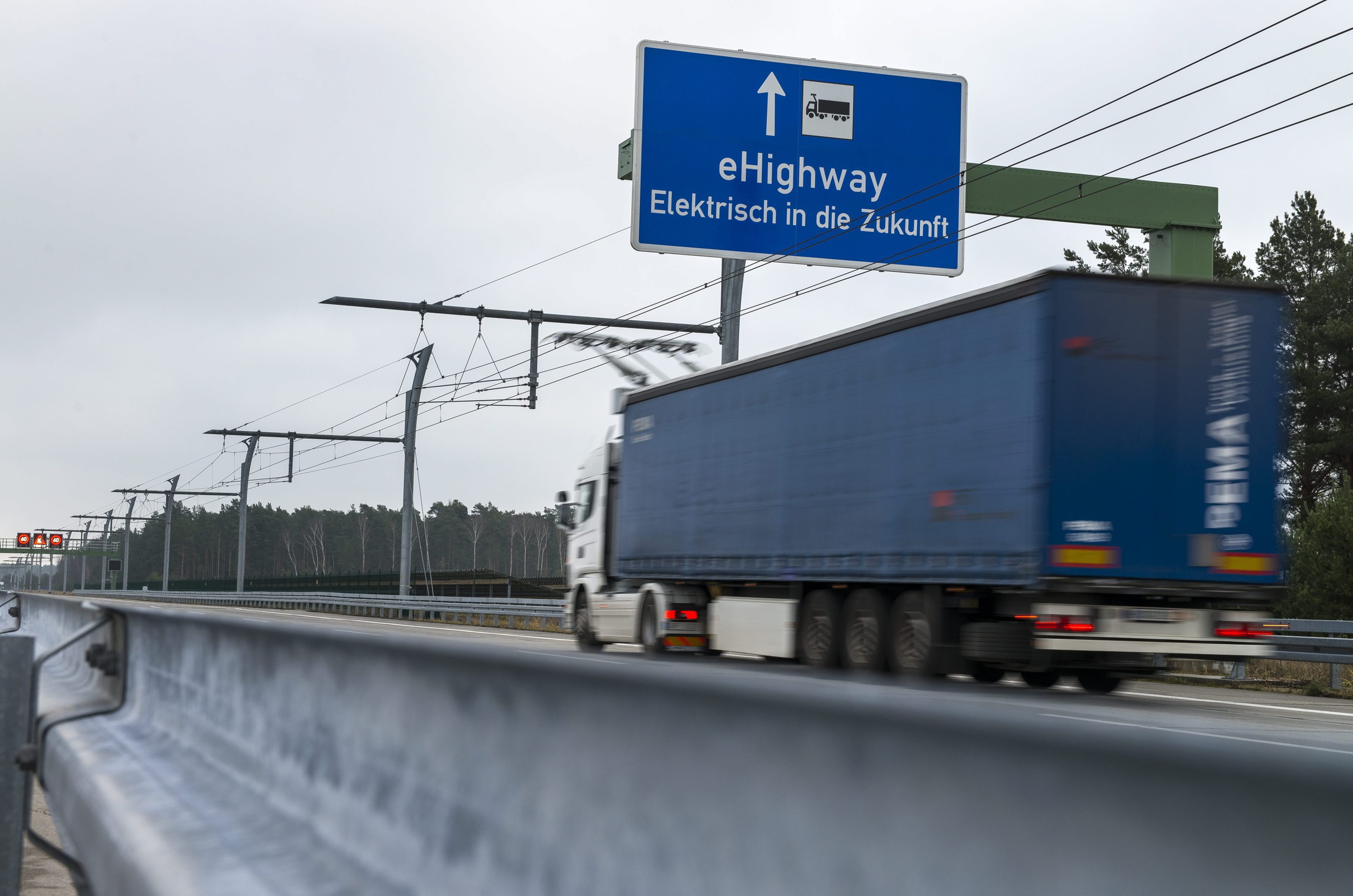 Bez drátů to nepůjde. Pokud chce splnit Švédsko svůj plán bezemisní dopravy, bude muset více vsázet na elektrické dopravní prostředky, a to ve městech i mezi nimi. (foto: Scania)
