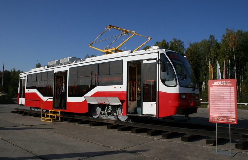 Tramvaje, které svým charakterem odpovídají českým vozům VarioLF, nalezneme v řadě měst bývalého SSSR. Svůj vlastní produkt má i Uraltransmaš. (zdroj: Uraltransmash.ru)