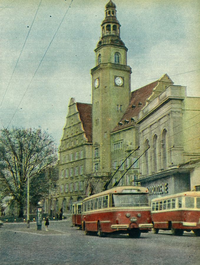 Ve městě dříve kromě tramvají sloužily také trolejbusy, a to včetně těch z Československa. Na obrázku vidíme jeden z vozů Škoda 9 Tr. I o trolejbusech si budete moct přečíst v čísle 2/2016 časopisu Československý Dopravák. (sbírka: Marcin Bobiński)