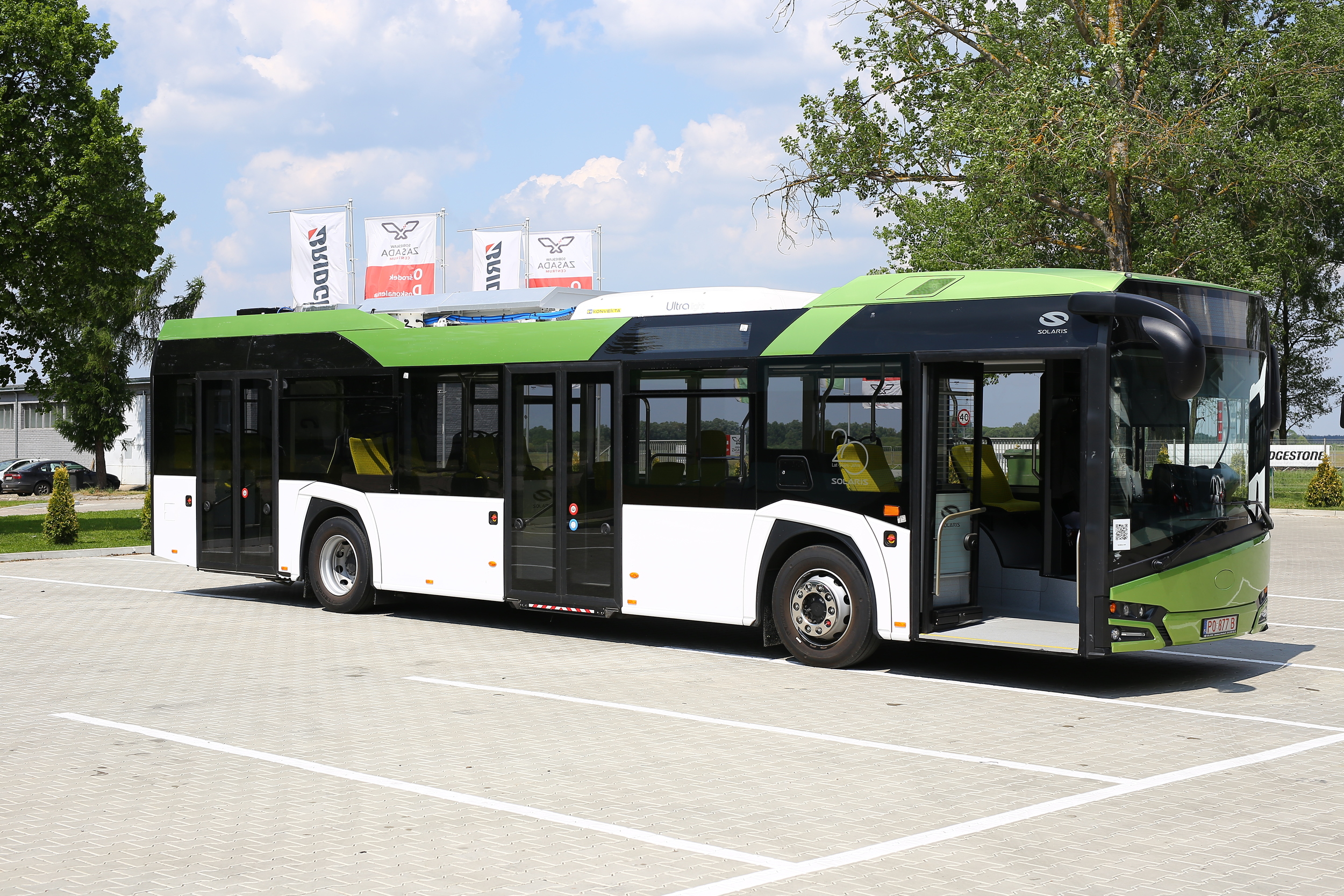 Hybridní autobus Solaris Urbino postavený na platformě Nového Urbina je nedresný prototyp. Konfigurací ale odpovídá vozidlům pro Francii. Povšimněte si absence střešní plenty. Vůz v době zkoušek totiž ještě nebyl zcela dokončen. (foto: Solaris Bus & Coach)