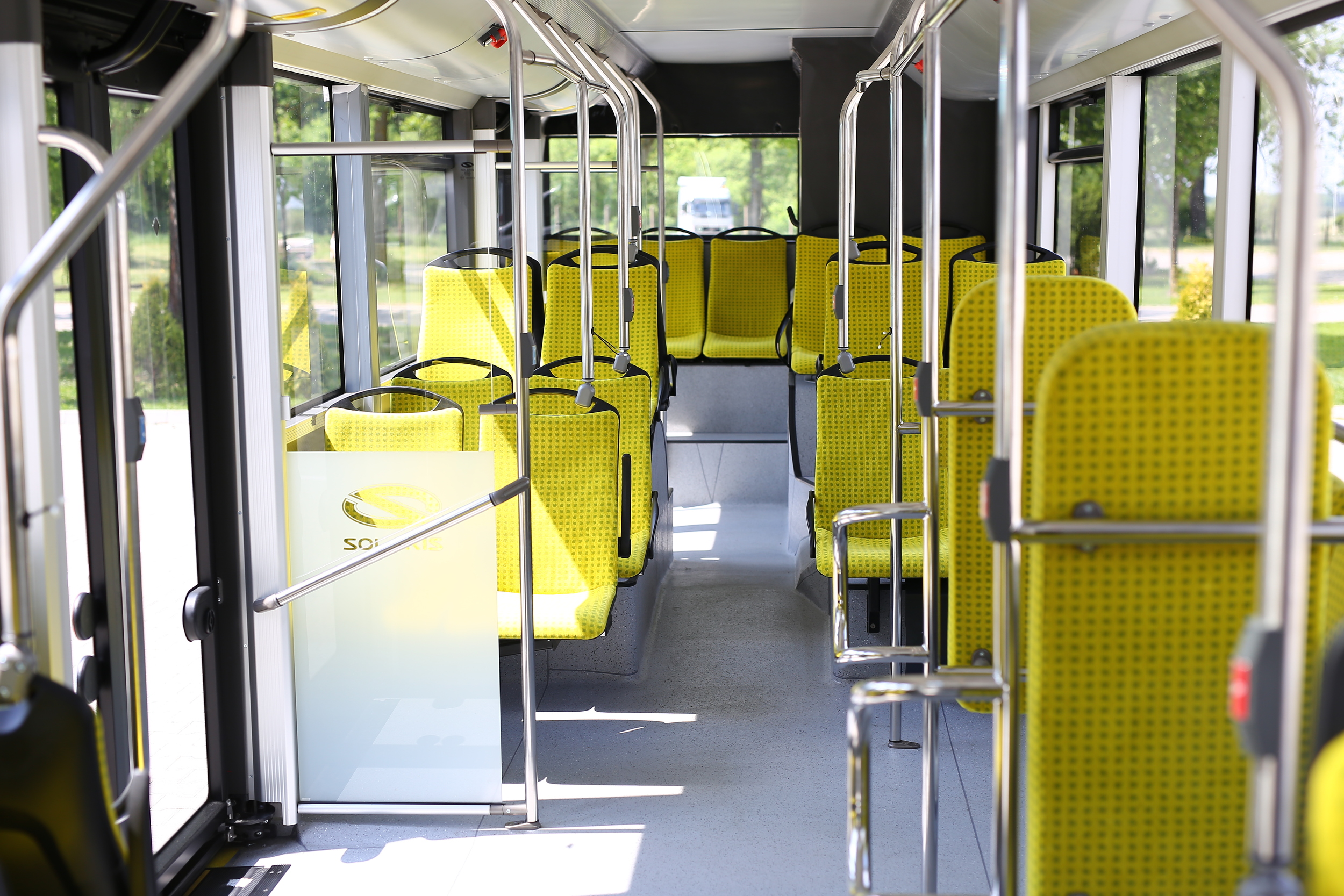 Interiér hybridního autobusu. Použit je speciální antibakteriální potah, který umožňuje čalounění sedaček bez toho, že by se musela řešit následně otázka hygieny. Jedná se tedy o vynikající alternativu k plastovým a dřevěným sedadlům, která nejsou tolik pohodlná. (foto: Solaris Bus & Coach)