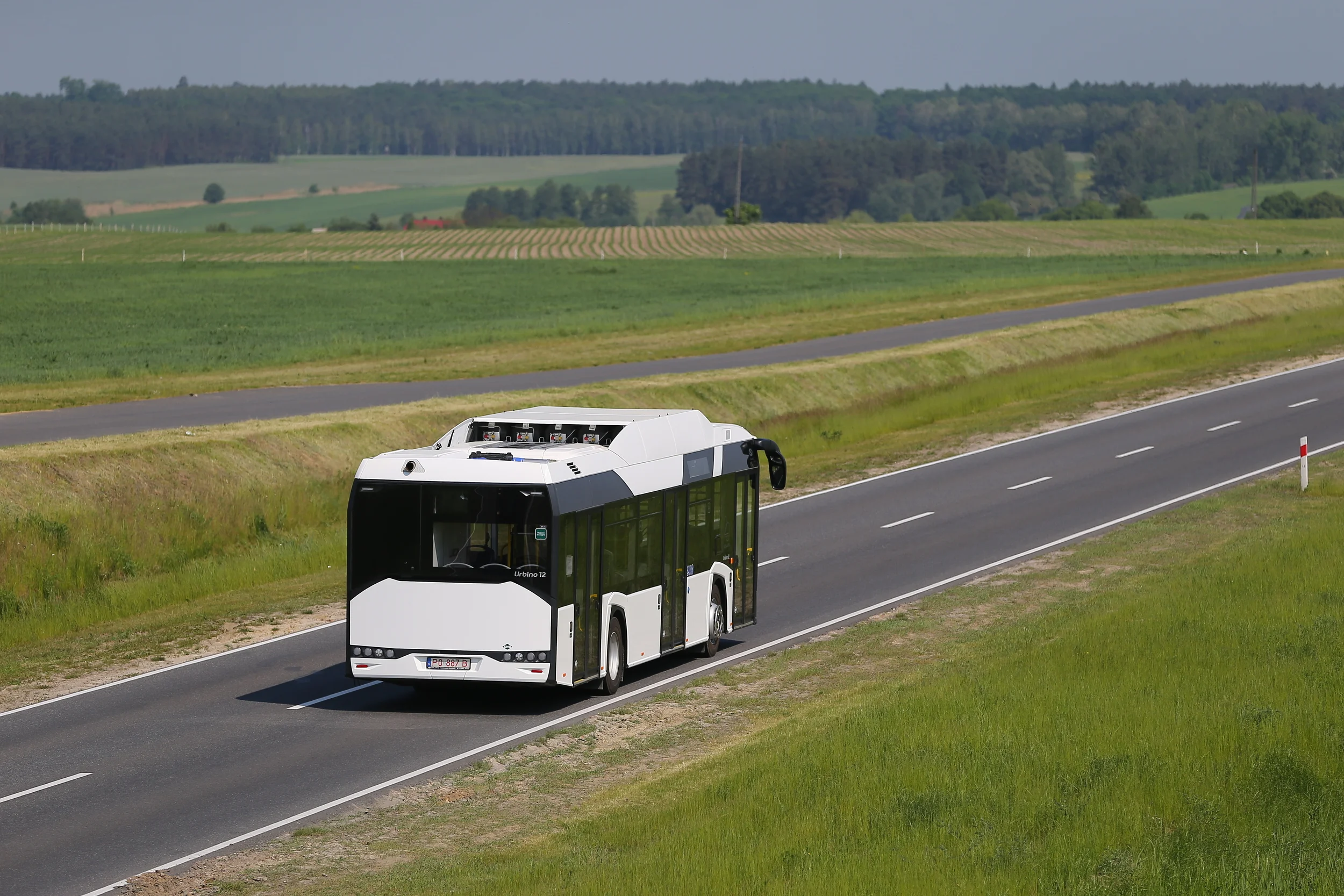 Zadní pohled na téže vozidlo. Záměrně zde používáme snímky pořízené z vyšší perspektivy, protože rozdíl oproti dieselovému vozu je díky designovému řešení při pohledu cestujícího takřka nerozeznatelný a láhve jsou prakticky neviditelné. (foto: Solaris Bus & Coach)