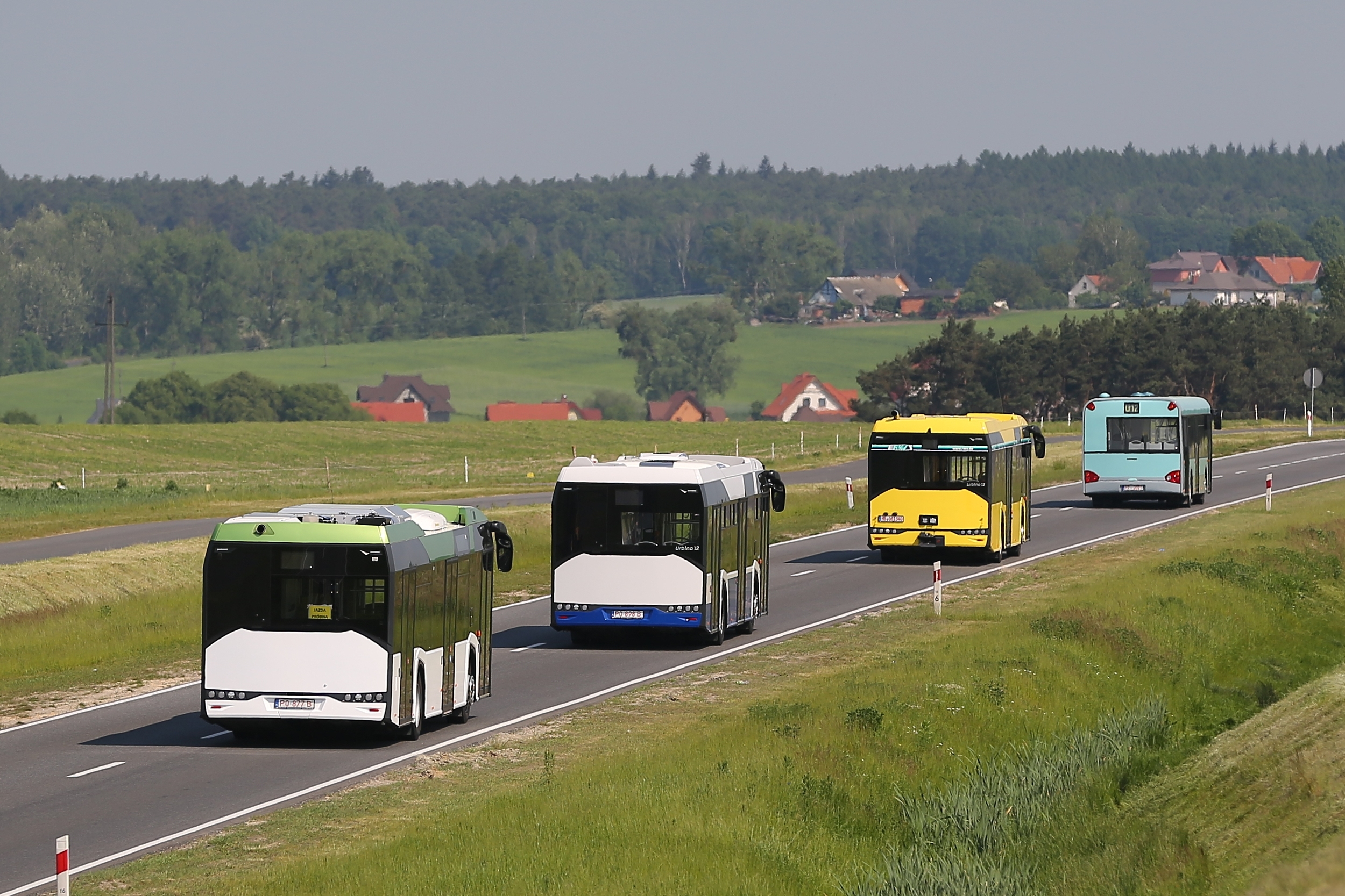 Rozloučíme se tímto záběrem na čtveřici vozů Solaris Urbino v různých provedeních. Kolonu vede historický vůz následovaný autobusem pro německého zákazníka (s tažným zařízením), dále autobus pro polský Kraków v dieselové verzi a hybridní vůz nejblíže fotografovi. (foto: Solaris Bus & Coach)