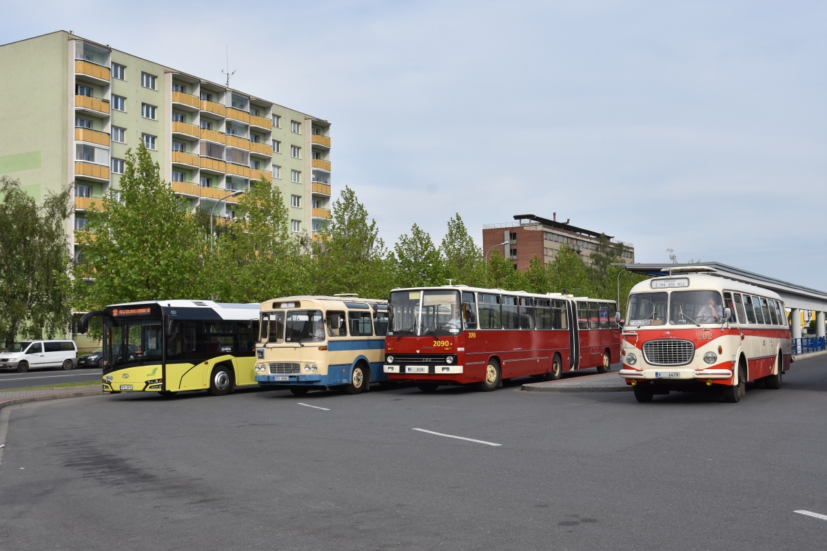 Solaris Urbino 18 v provedení Nové Urbino ve společnosti autobusů Karosa ŠL11, Ikarus 280.08 a Škoda 706 RTO na přerovském autobusovém nádraží. (foto: Miroslav Halász)