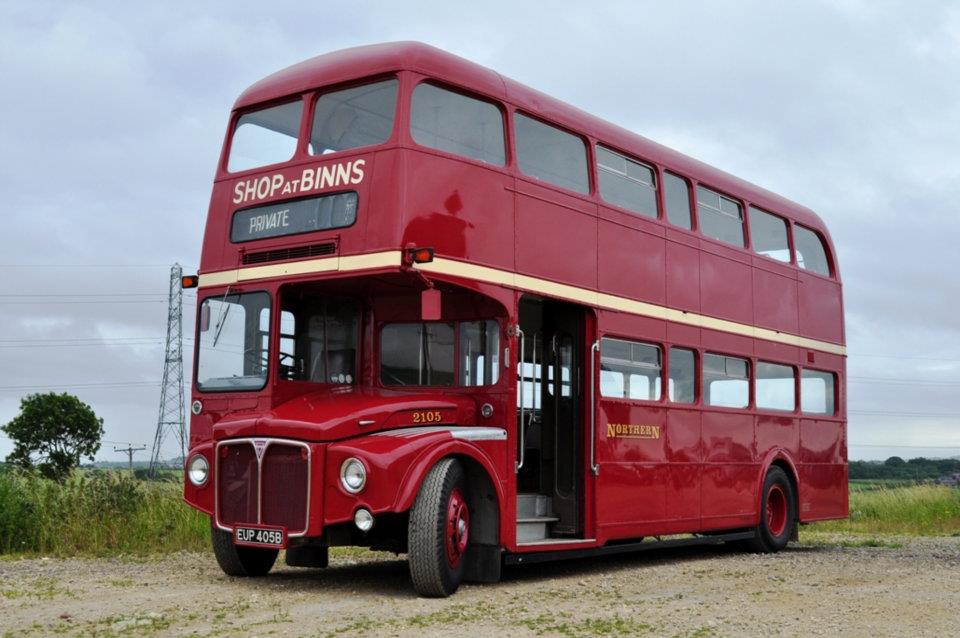 Připomínku Routemasterů zahájíme tímto netradičním typem RMF společnosti Nothern General Transport Company. Jednalo se o prodlouženou verzi (9,12 m), která byla vyrobena jen v 51 exemplářích, a to s atypicky umístěnými dveřmi v přední části autobusu. (zdroj: Wikipedia.org)