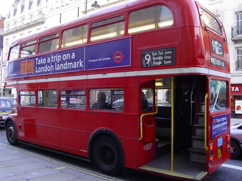 Takto vypadal typický londýnský Routemaster - s otevřenou zadní plošinou. (zdroj: Wikipedia.org)