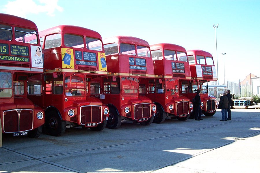 Přehlídka Routemasterů v části Acton v roce 2002. Poslední vyrobený vůz zde pózuje ve společnosti prototypů. (zdroj: Wikipedia.org)