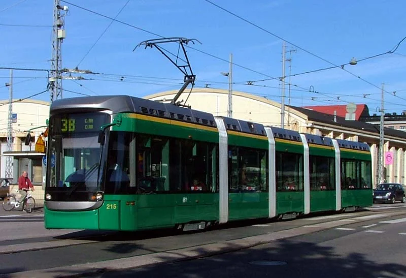 Helsinky jsou jediným finským tramvajovým provozem. Na snímku je vůz Bombardier Variotram z 40kusové série pořízené v letech 1998-2003. (zdroj: Wikipedia.org)