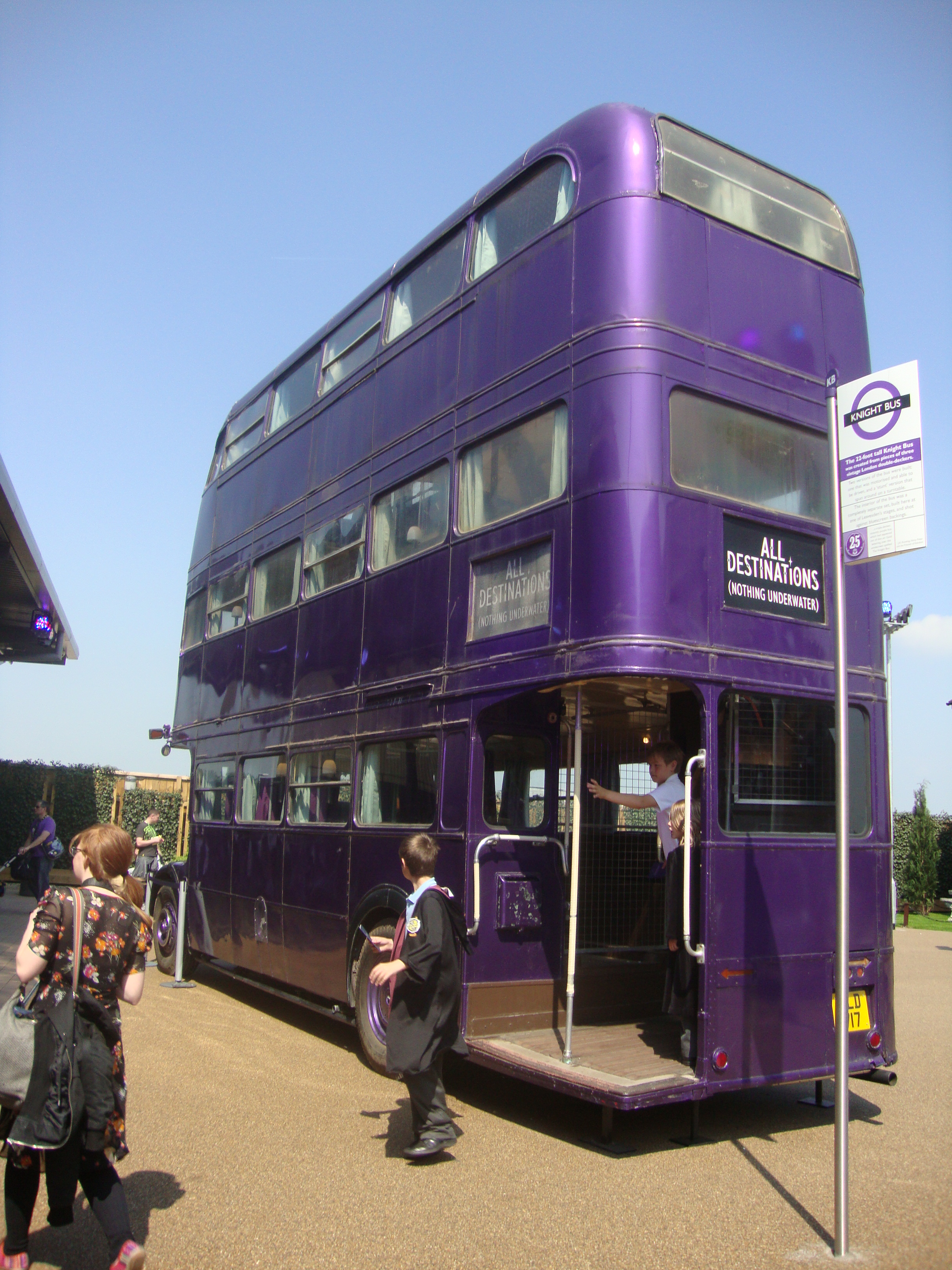 Zadní pohled na autobus, jenž vznikl z celkem tří vozů AEC Regent III RT. (zdroj: englandexpedition.com)