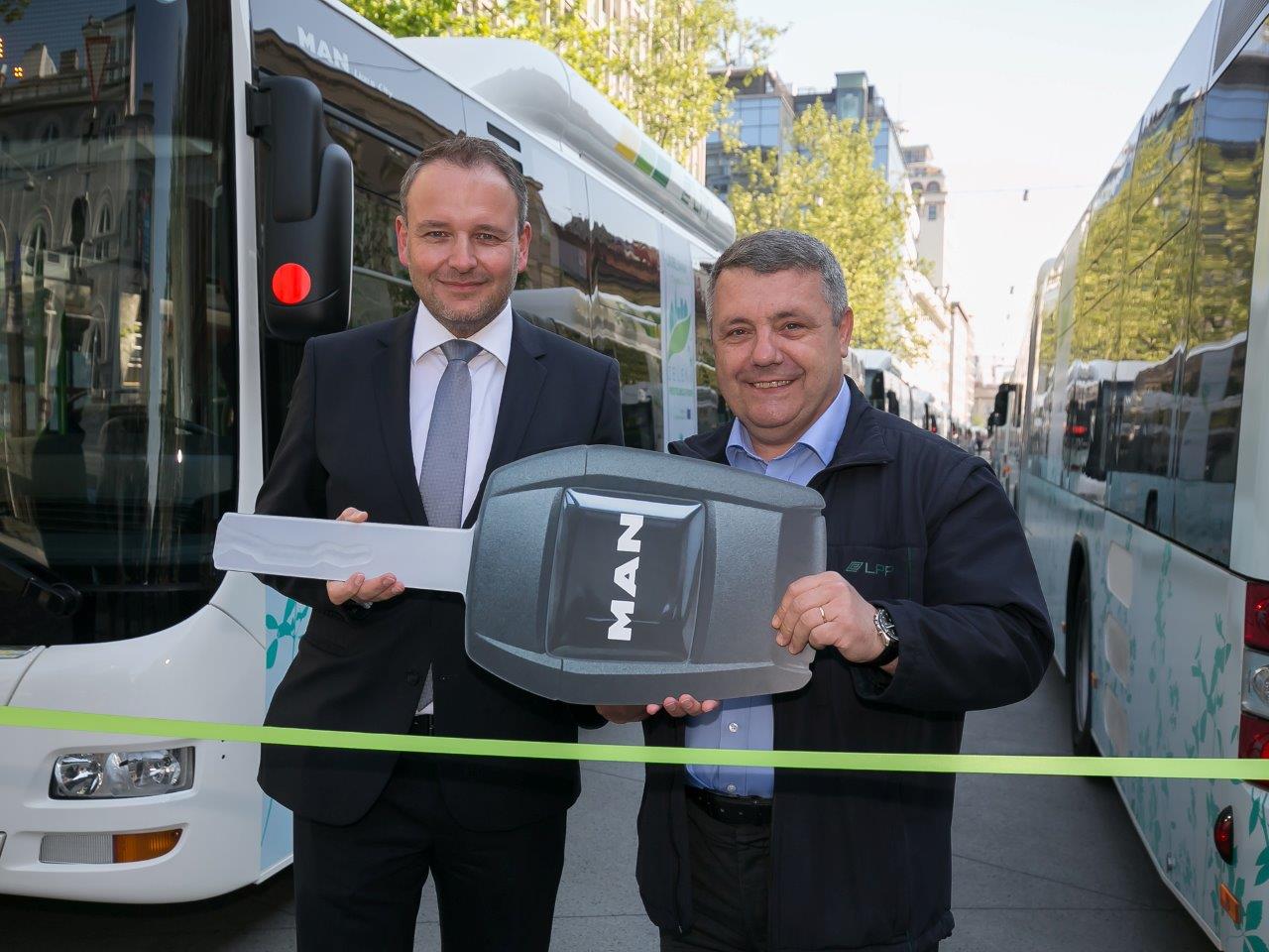 Symbolické předání klíče k novým autobusům MAN. (foto: MAN Truck & Bus)