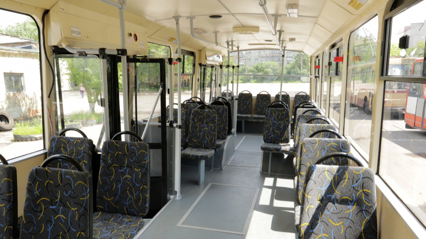 Interiér "čtrnáctky" se na rozdíl od tramvaje KT4SU nového vzhledu dočkal. (zdroj a foto: www.zaxid.net)