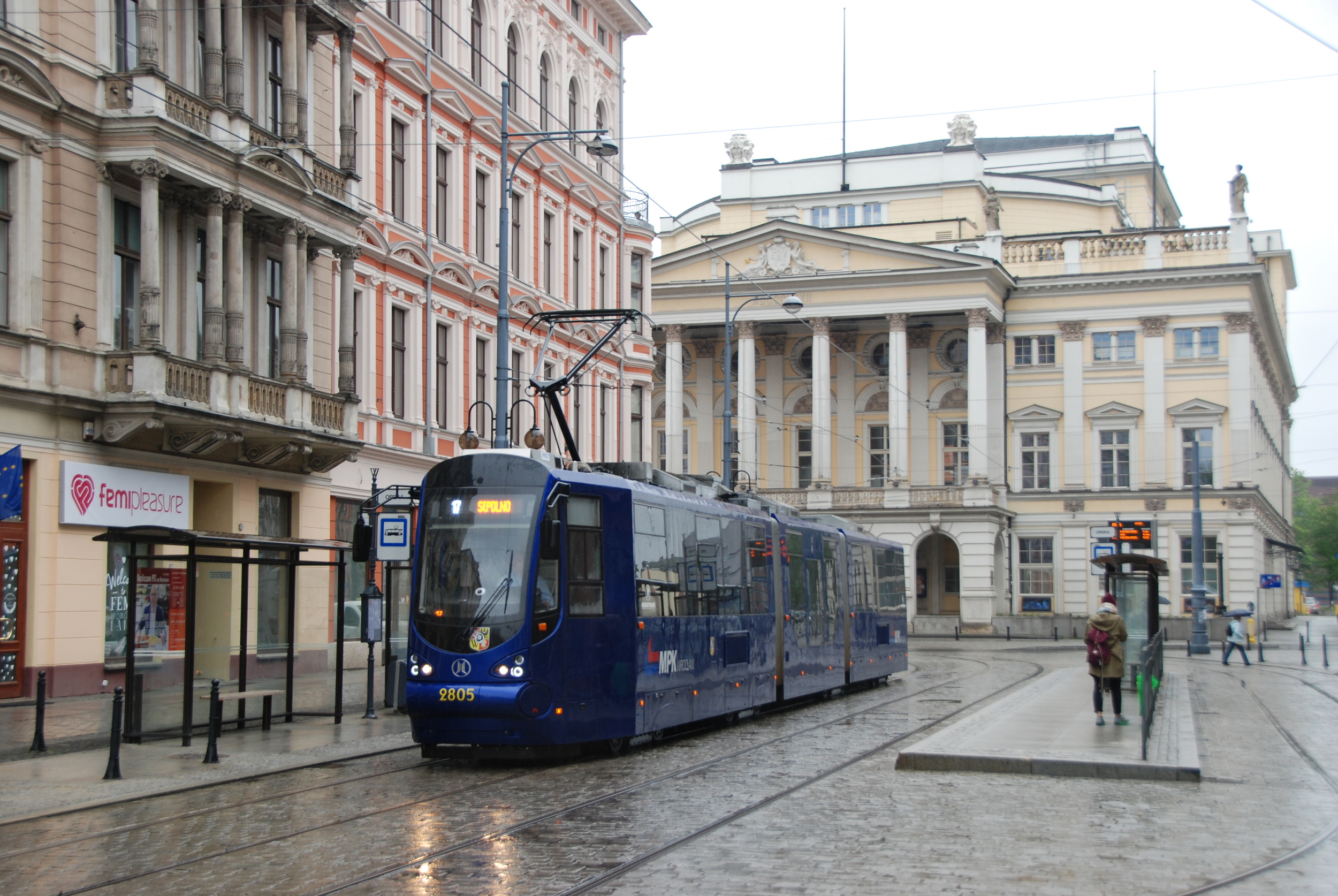 Tramvaj Moderus Beta ev. č. 2805 z loňské dodávky v centru Wrocławi v květnu 2016. (foto: Libor Hinčica)
