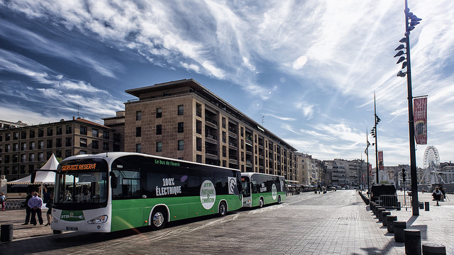 Elektrobusy Irizar I2e na nábřeží v Marseille před předáním do provozu. (foto: Irizar)