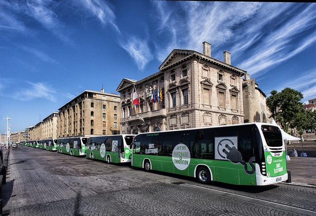 Všech šest autobusů Irizar I2e na nábřeží v Marseille. (foto: Irizar)