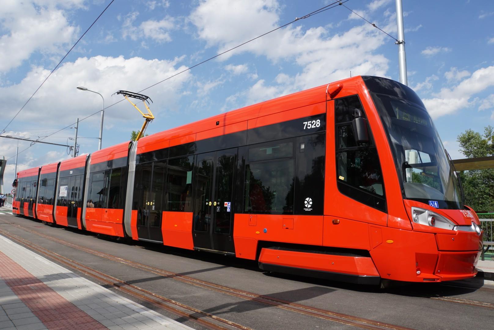 Obojsmerný voz Škoda 30T za "novým" Starým Mostom. (foto: UltraM)