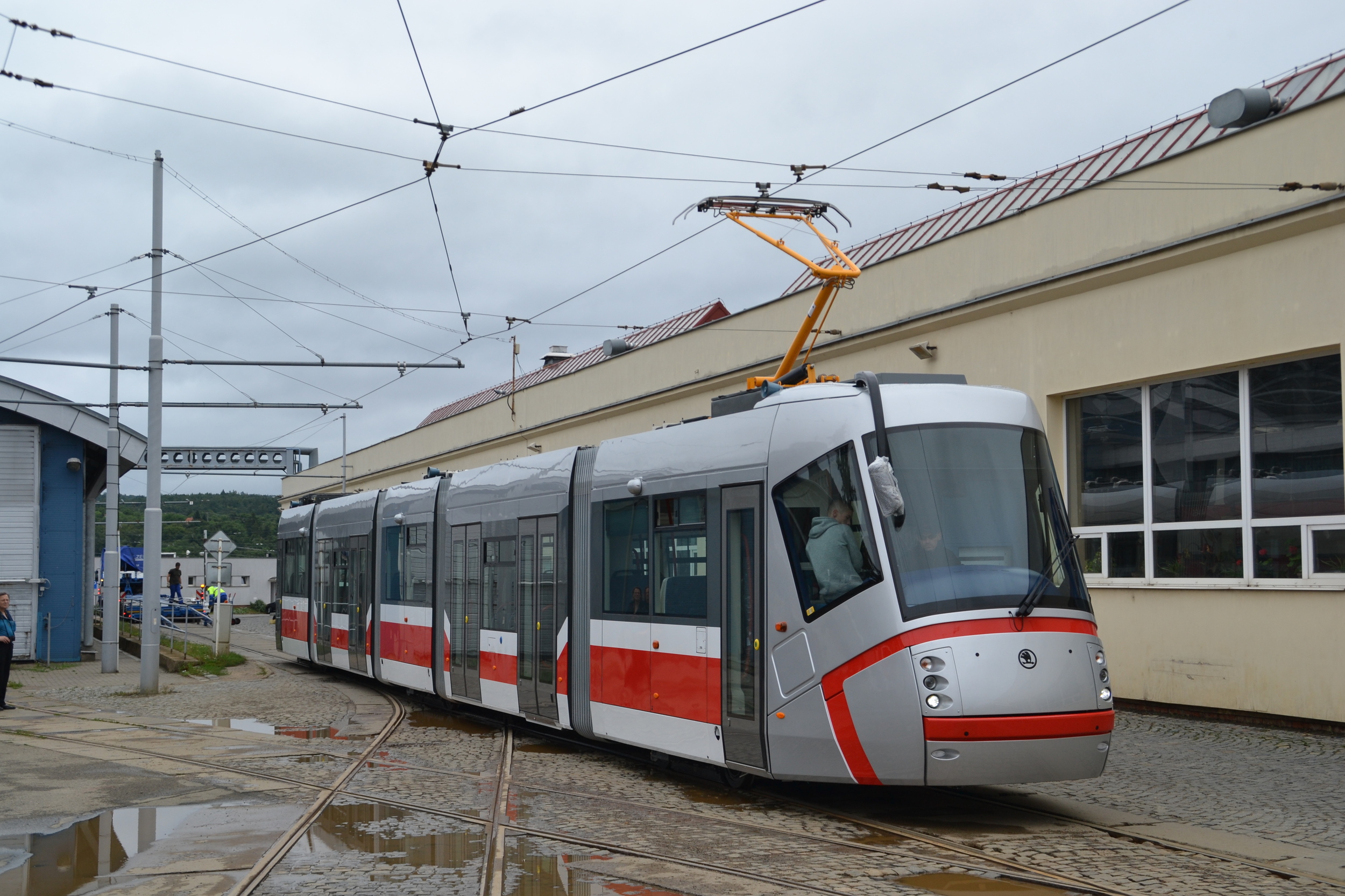 Nově dodaný vůz Škoda 13T6 v areálu vozovny Medlánky. (foto: Ing. Jiří Černý)