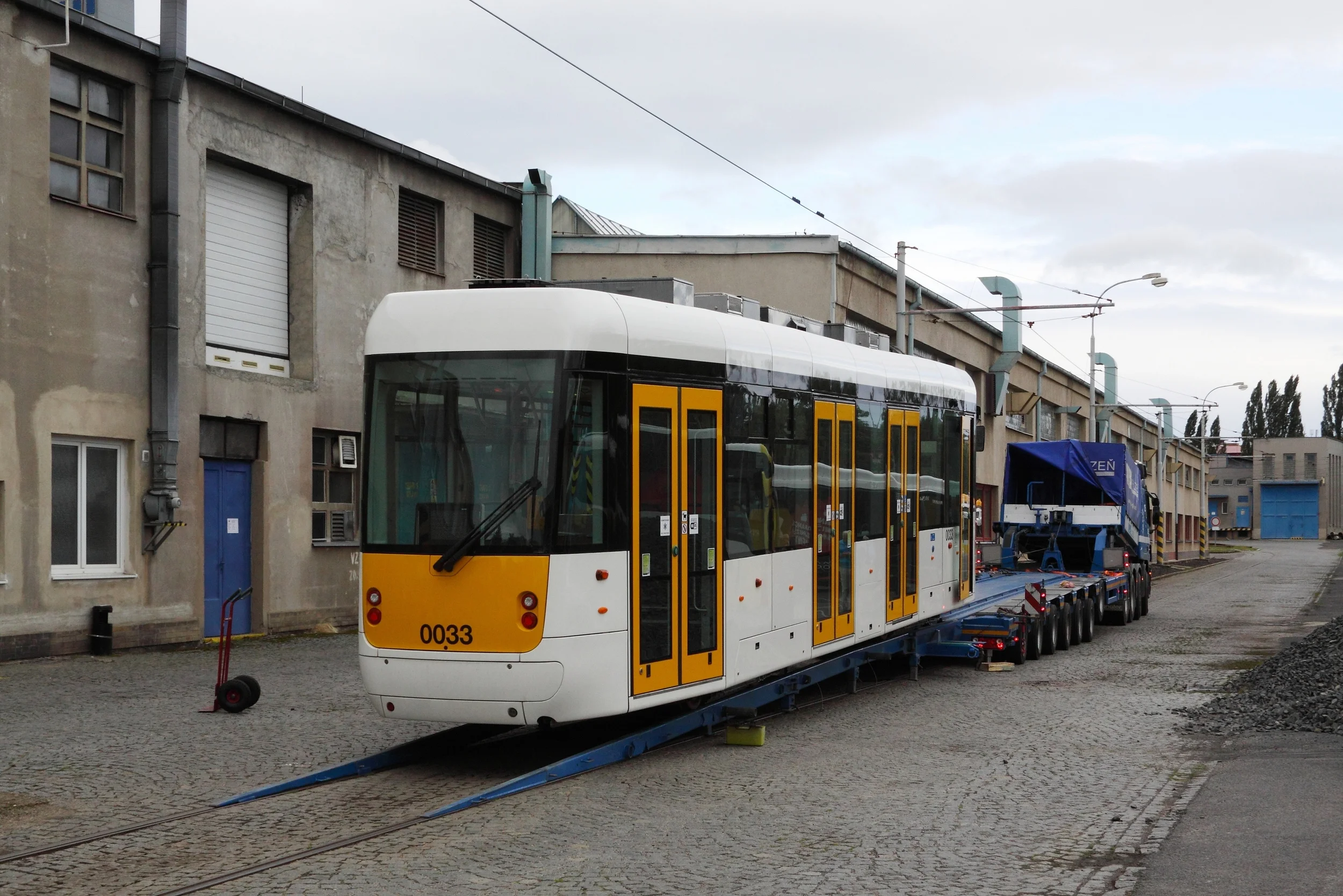 Vykládka prototypu EVO1 v mostecké tramvajové vozovně. (foto: Petr Nevyhoštěný)