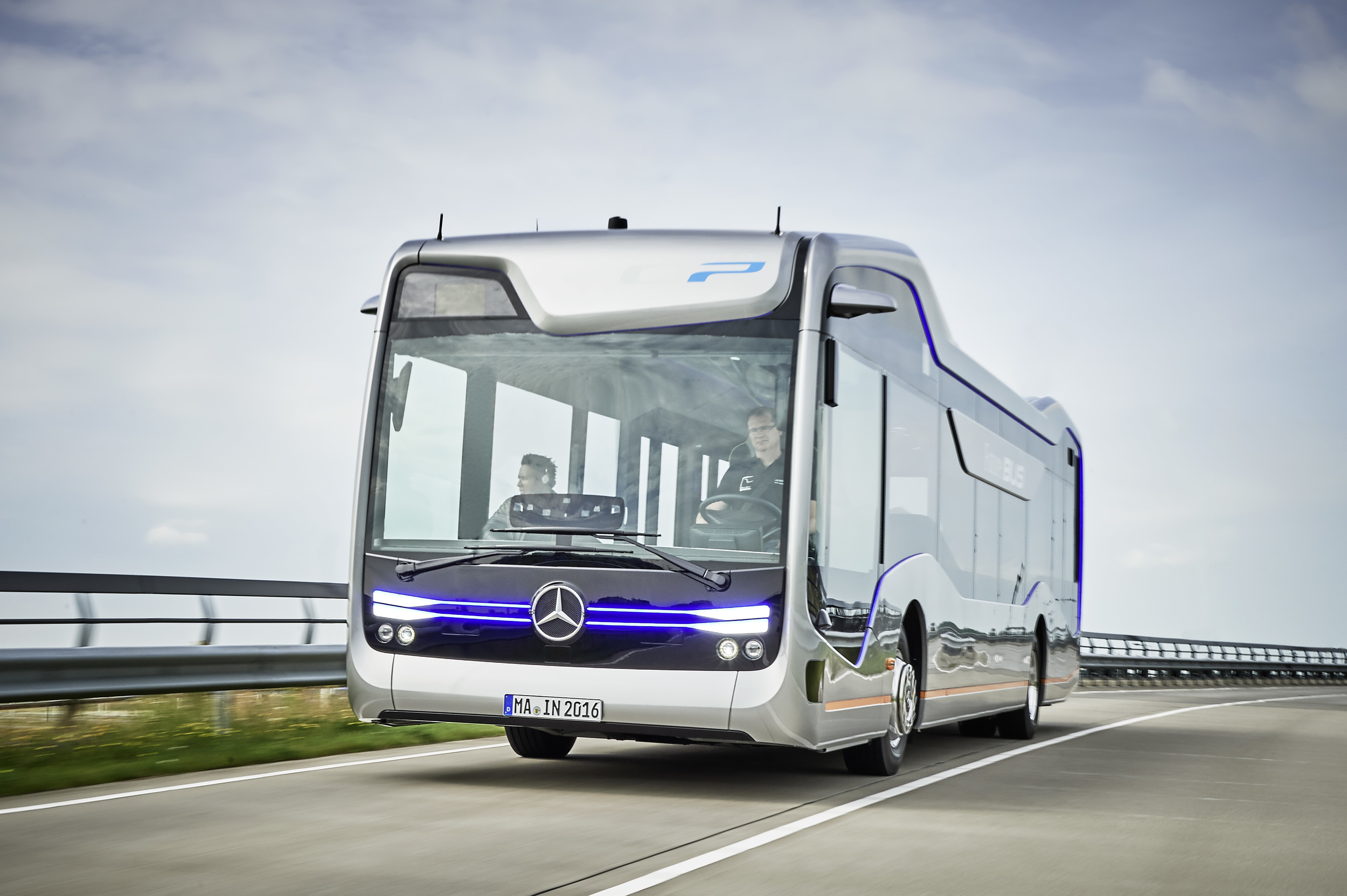 Mercedes-Benz Future Bus na propagačním snímku výrobce. (foto: EvoBus)