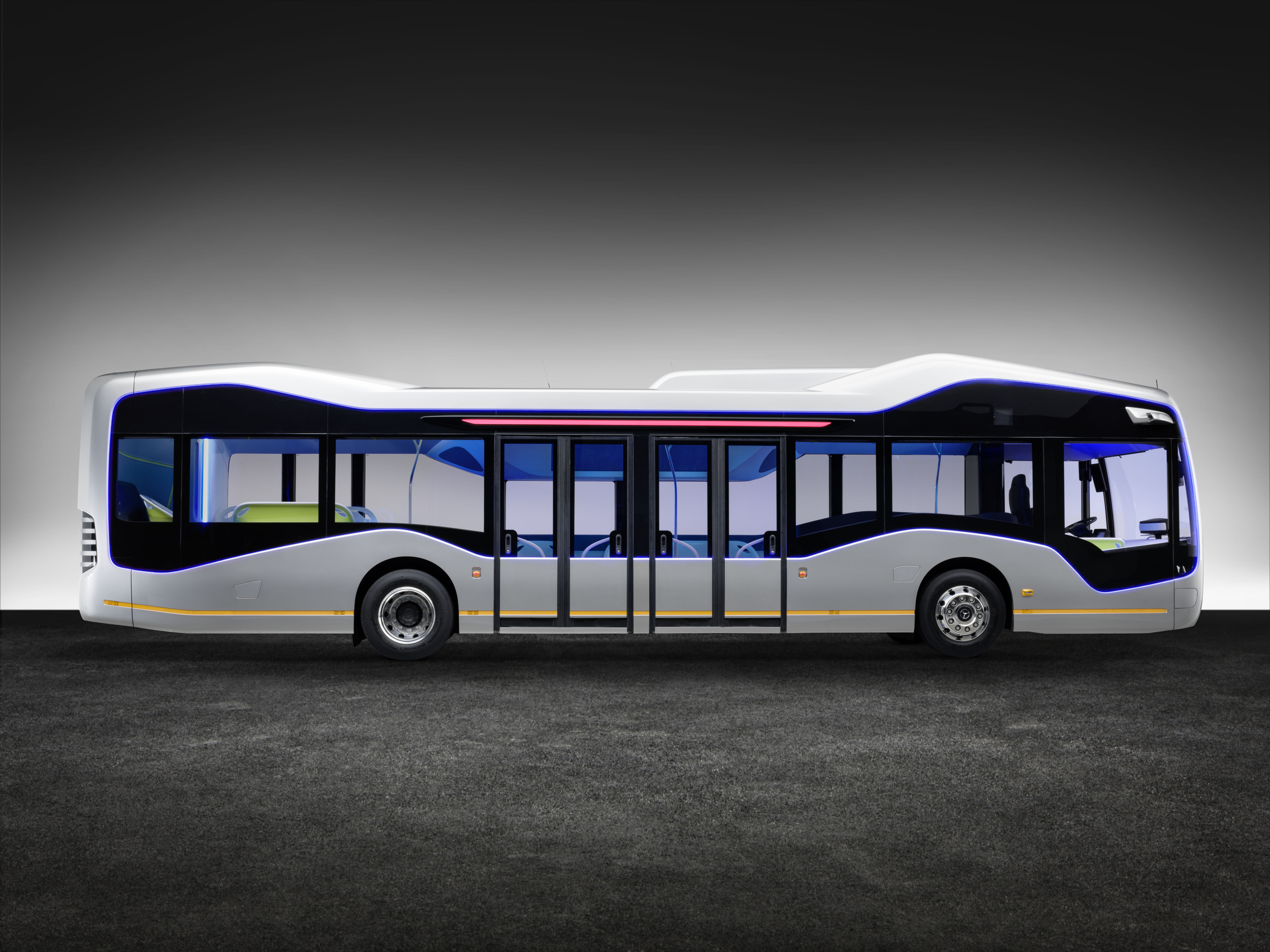 Výměna cestujících je zajištěna skrze dvoje dvoukřídlé dveře uprostřed karoserie. (foto: EvoBus)
