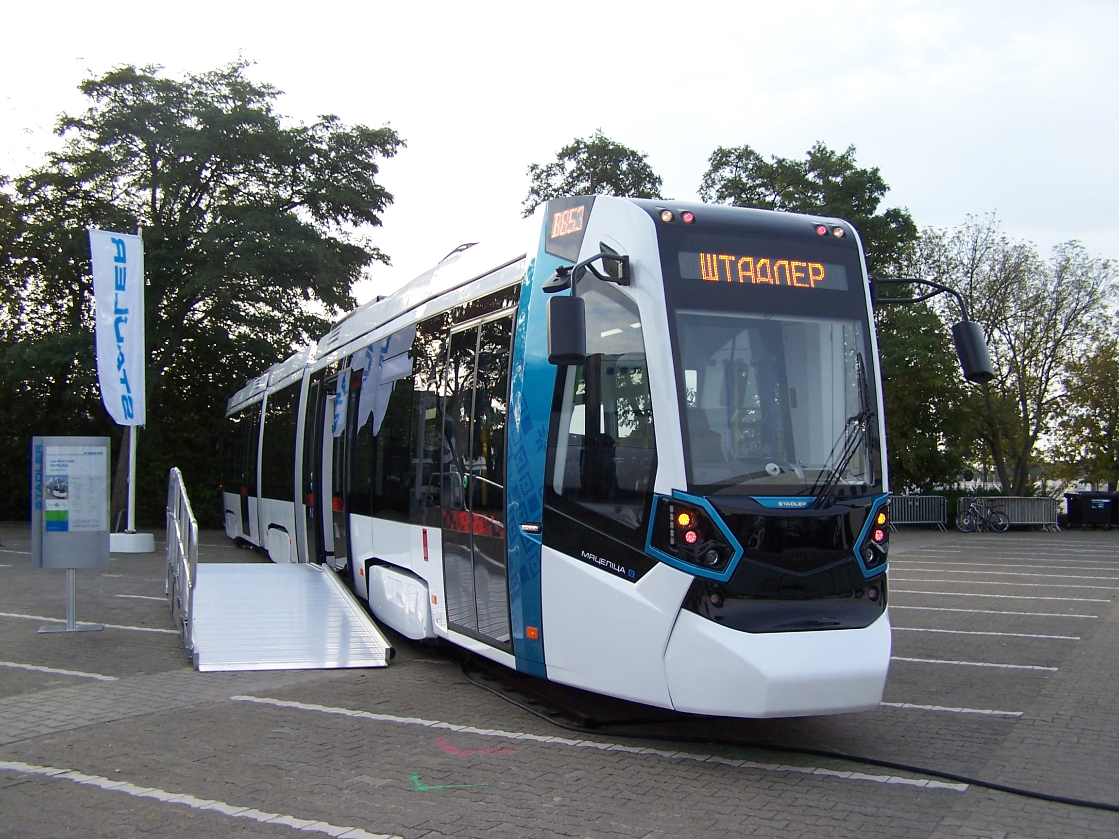 Tramvaj Stadler Metelica je určena pro východní trhy. Její výroba probíhá v Bělorusku. (zdroj: Wikipedia.org)