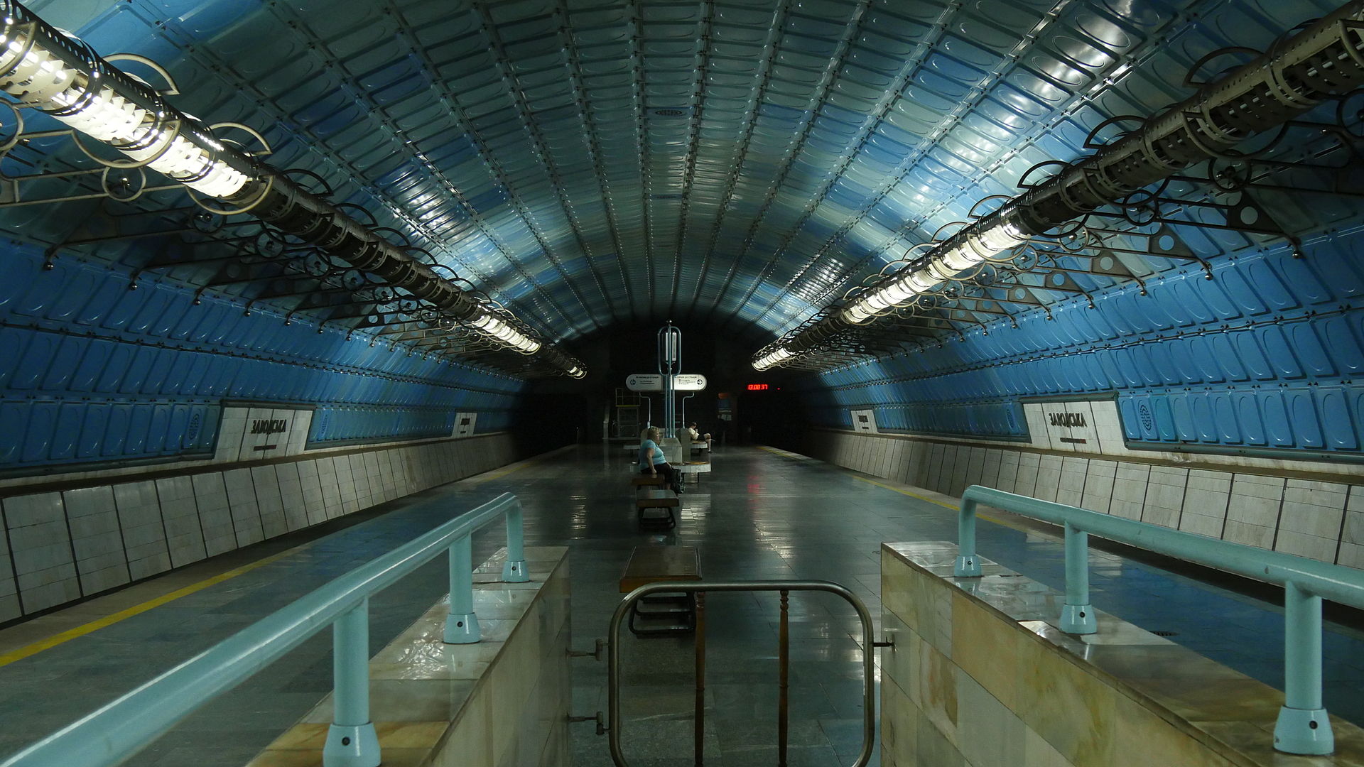 Za hodinu metro v Dnipru průměrně přepraví v obou směrech okolo 1 100 cestujících. To zhruba odpovídá pěti plně obsazeným soupravám dvou vozů T3. Běžný obrázek metra v Dnipru tedy v mimošpičkových časech vypadá tak, jak nám představuje tento snímek ze stanice Zavodska. (zdroj: Wikipedia.org)