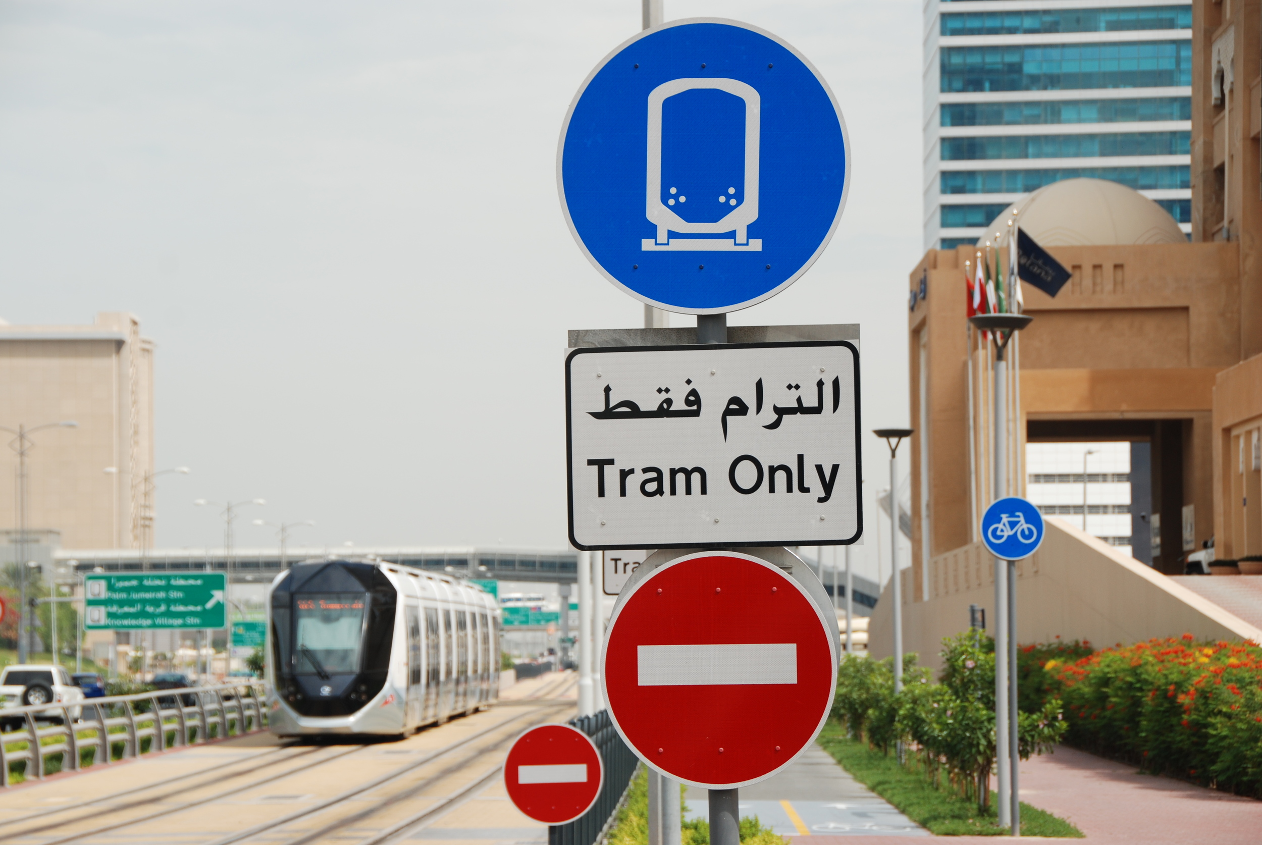 Tramvajová trať v Dubaji přinesla i celou řadu nových dopravních značení. (foto: Libor Hinčica)