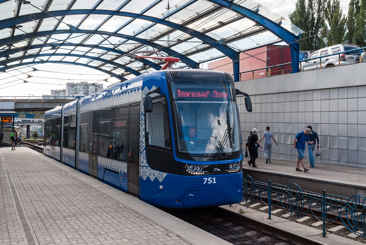 Vůz PESA Fokstrot na lince číslo 3 kyjevské rychlodráhy. Modře lakovaný vůz je zdoben symbolem krajek, který se na Ukrajině objevuje velice často. (foto: Ivan Chernysh)