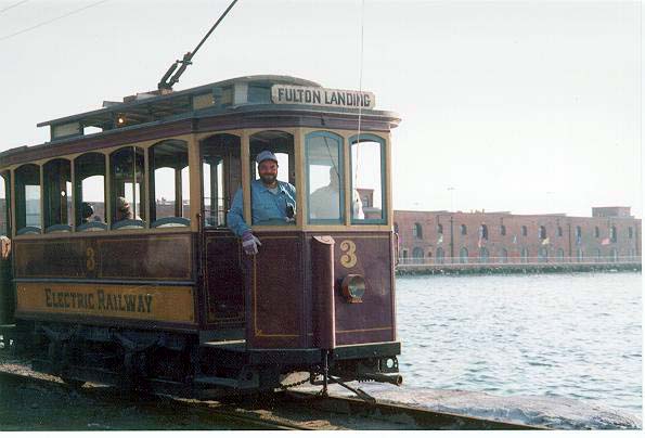 Pronajatý vůz z Osla na dokončené tramvajové trati, na níž bylo možné od prosince 2002 i jezdit. (foto: BHRA)