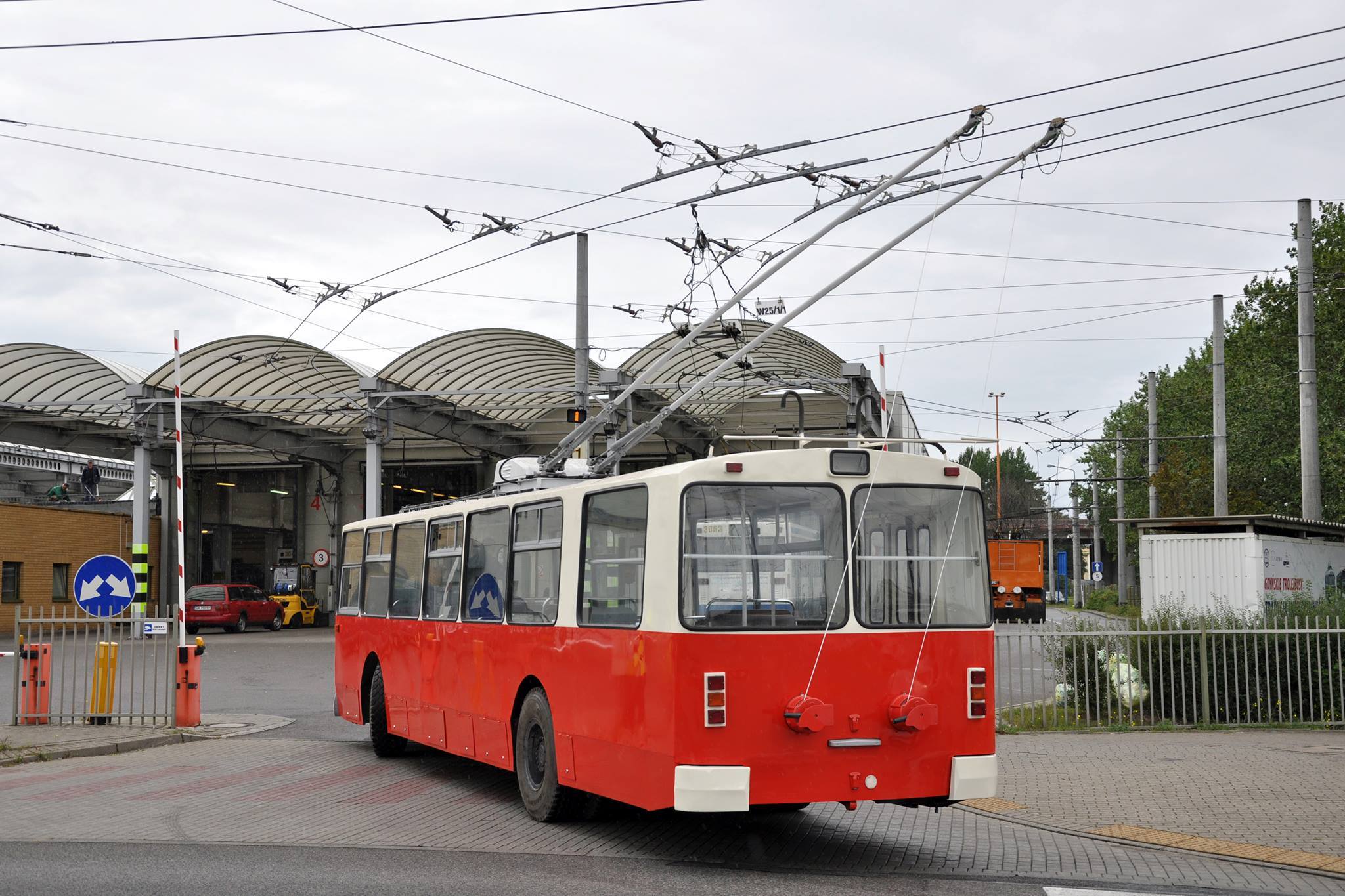 Kompletně by měl být trolejbus dokončen do 19. 9. 2016. (foto: Karol Grzonka)