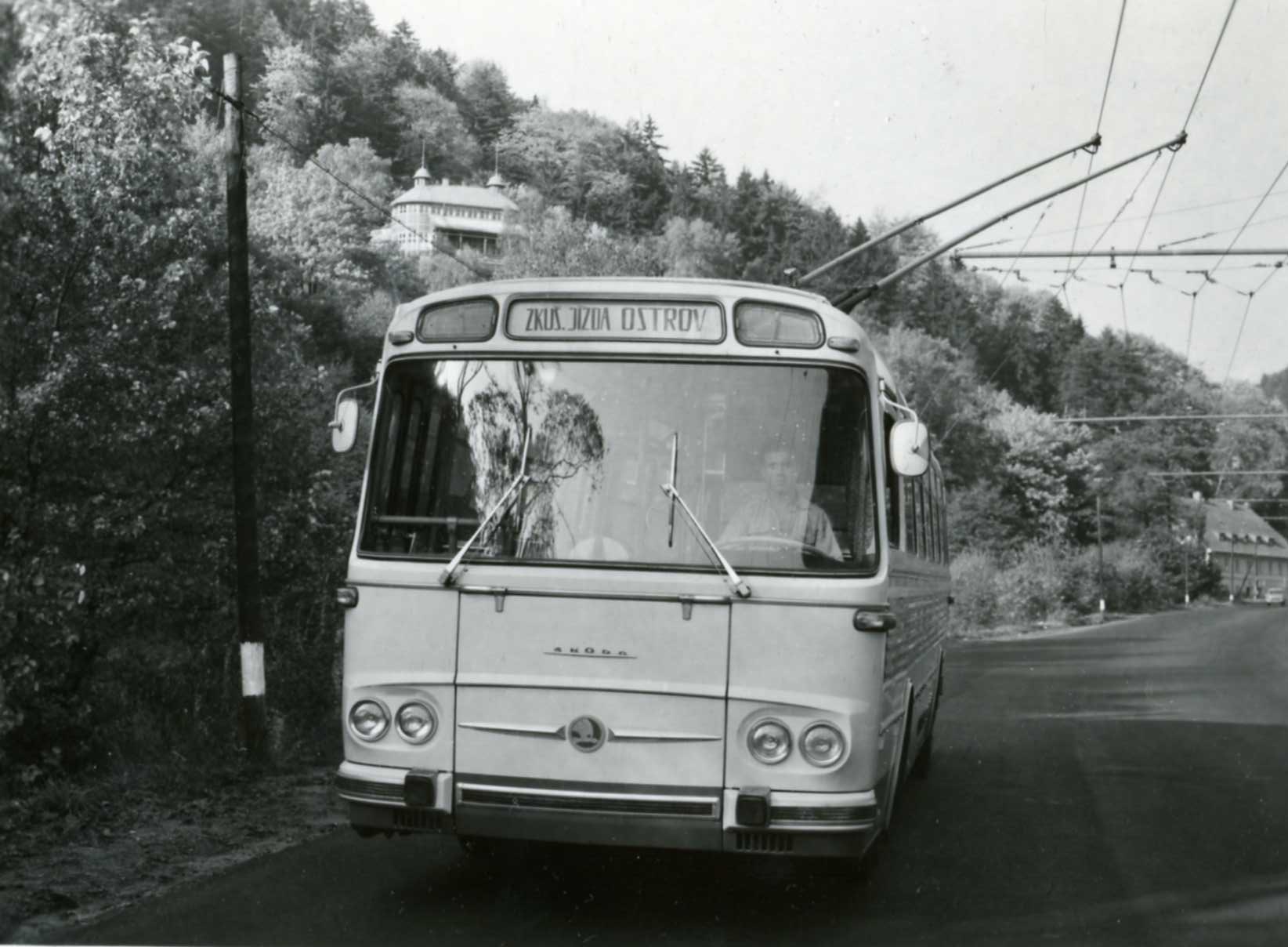 Prototypový trolejbus T11 na zkušební trolejbusové trati mezi Ostrovem a Jáchymovem na snímku z října 1965. (sbírka: Libor Hinčica)