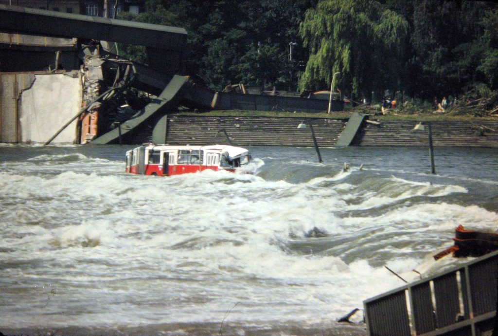 Autobus Gräf Steyr ev. č. 8084 se dne 1. 8. 1976 zřítil společně s dalšími vozidly do Dunaje, když se pod ním propadl most Reichsbrücke. (zdroj: Wikipedia.org)