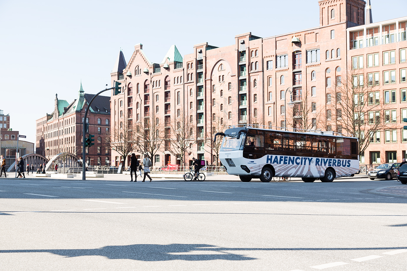 První obojživelný vůz je určen pro vyhlídkové jízdy na Labi a po městě. (foto: MAN Truck & Bus)