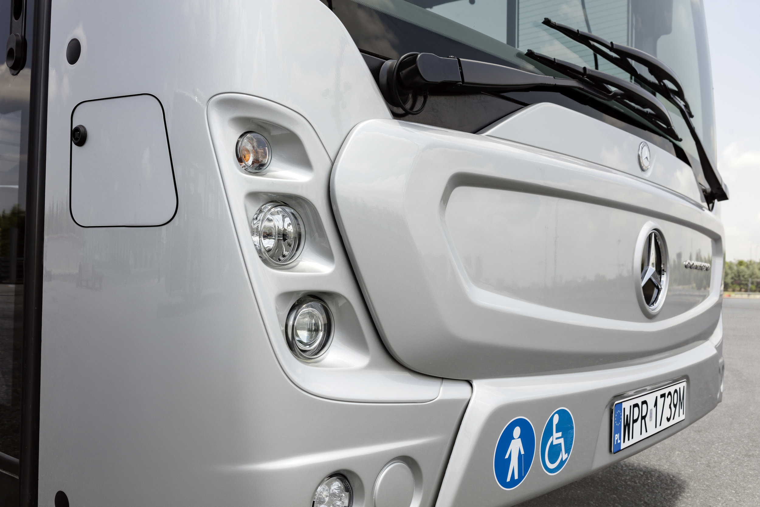 Detail předního čela Nového Conecta. (foto: EvoBus)