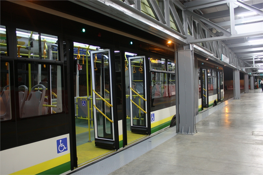 Na dopravní infrastruktuře Medellín nešetří. Na snímku stanice BRT systému zvaného "Metroplús". (foto: Metroplús S.A.) 