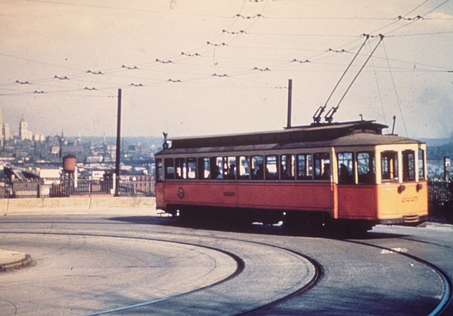 Tramvaje s trolejbusovými sběrači byly typickým znakem města Cincinnati. (zdroj: Wikipedia.org)