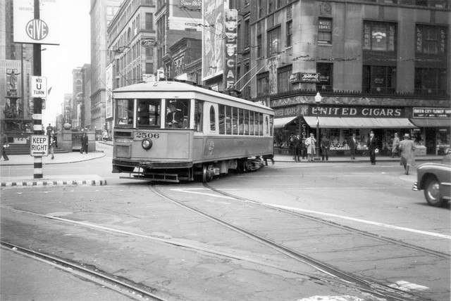 Ve 40. letech byl na jedné z křižovatek v centru města zdokumentován mohutný čtyřnáravový vůz ev. č. 2506. (zdroj: Wikipedia.org)