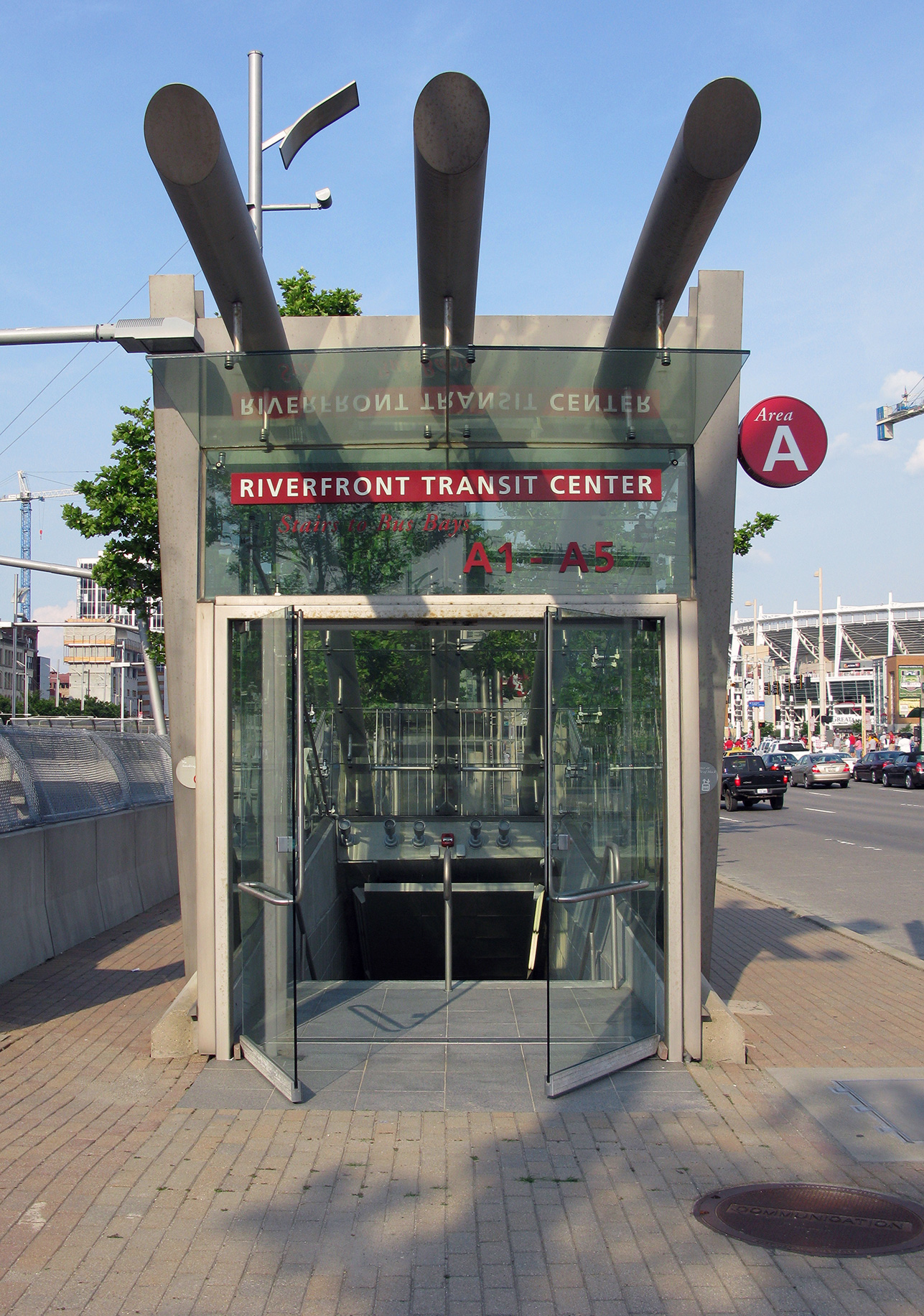 Vstup do podzemní stanice Riverfront Transit Center, která byla zamýšlena jako přestupní bod mezi novým systémem MetroMoves a autobusy. (zdroj: Wikipedia.org)