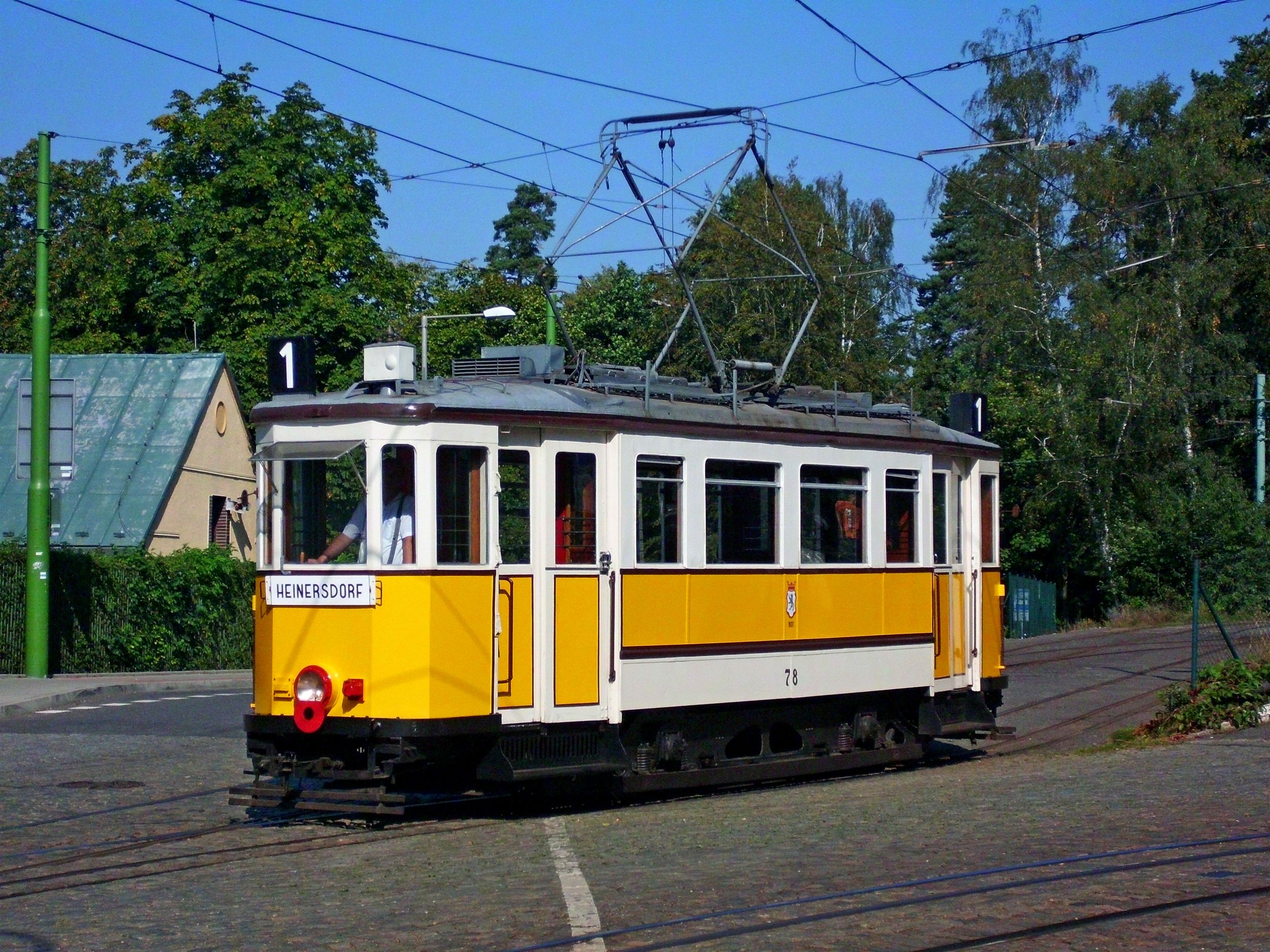Ústecká Bovera v Liberci upravená pro potřeb filmařů jako berlínská tramvaj. (foto: Zdeněk Mazánek)