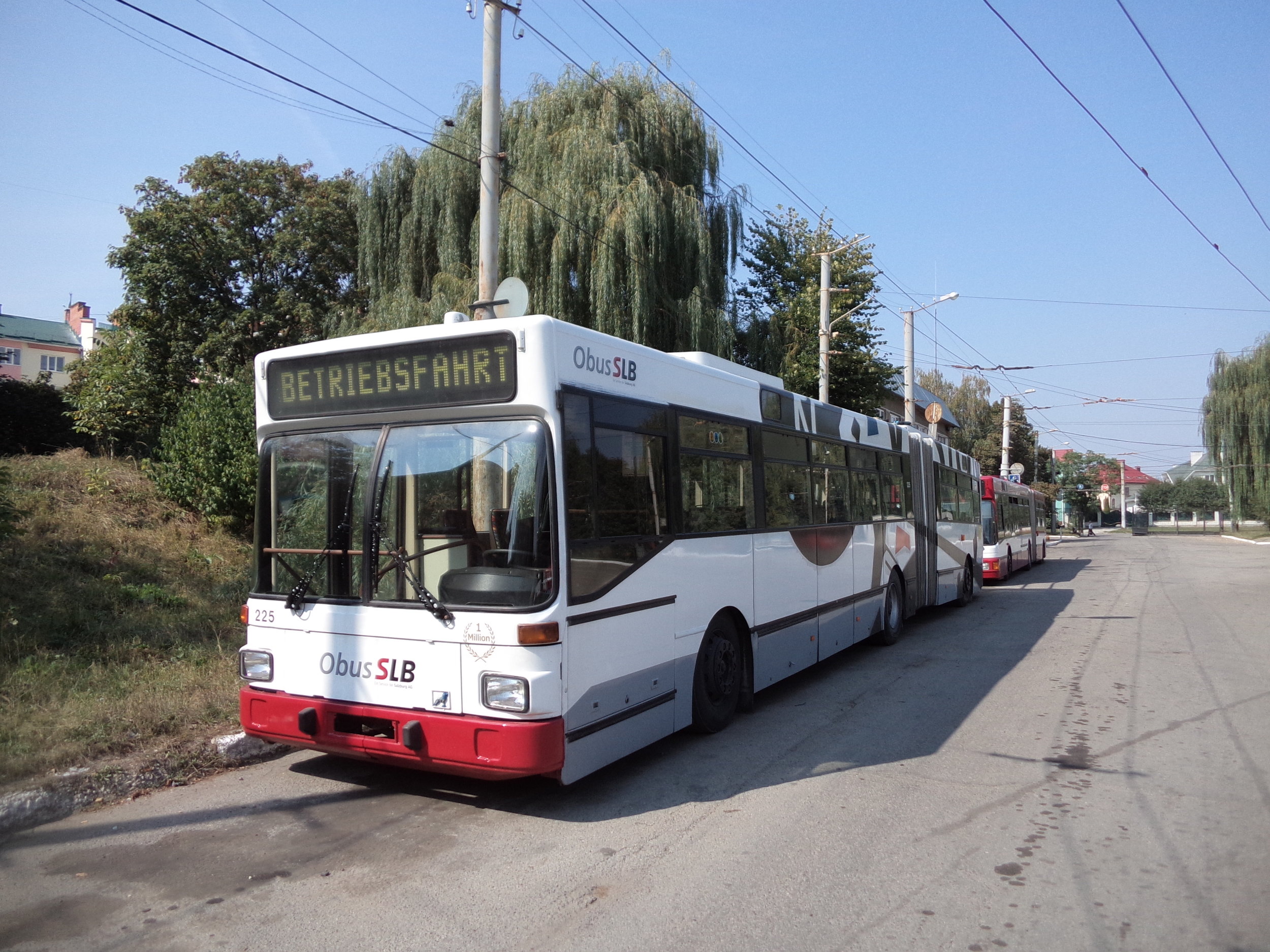 Vůz salzburského ev. č. 225 a za ním ještě ev. č. 240.