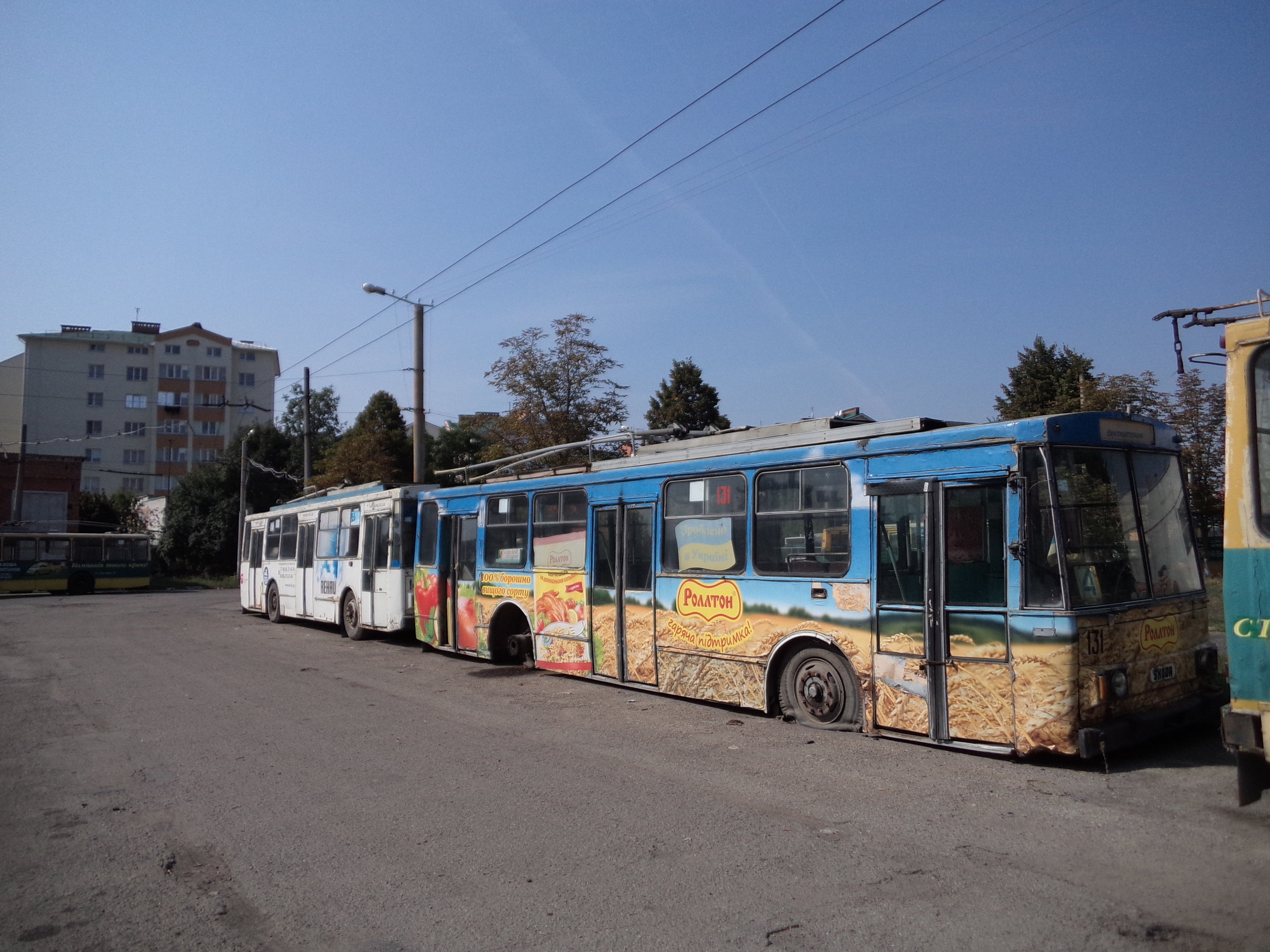 Před několika málo lety zasáhla Ivano-Frankivsk silná povodeň. Vzhledem k tomu, že je nejbližší vodní tok vzdálen jen několik set málo metrů, dostala se voda až na dvůr vozovny a dosáhla zhruba úrovně spodní linie oken trolejbusů. Některá z vozidel se vlivem záplav poškodila natolik, že v dalším provozu už dlouho nevydržela, a nakonec proto byla natrvalo odstavena či už vyřazena. Vůz Škoda typu 14Tr06 ev. č. 131 zachycený na snímku byl jednou z obětí povodňové vlny, ještě však slouží alespoň jako zdroj náhradních dílů (za ním stojí vůz ev. č. 145). Dnes působí v Ivano-Frankivsku z původních 15 trolejbusů typu 14Tr06 (ev. č. 126 –140) jen čtyři, a sice ev. č. 128, 129, 135, 136. 