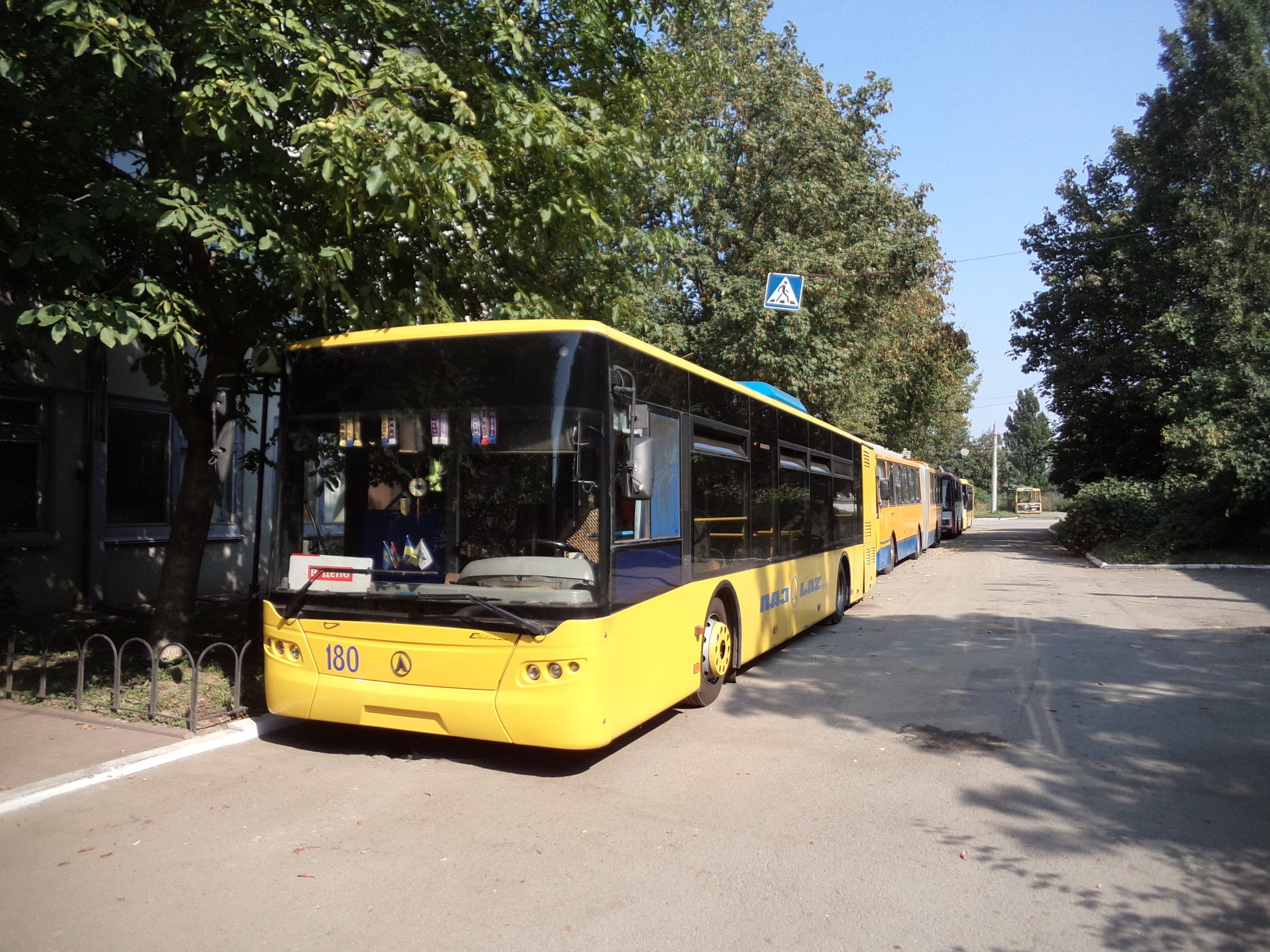 Pětice vozů domácí provenience typu LAZ E183D1 (vedených pod ev. č. 176 –180) přišla do Ivano-Frankivsku v letech 2006 – 2009 a od té doby nebyl místní vozový park novými vozy obnovován.