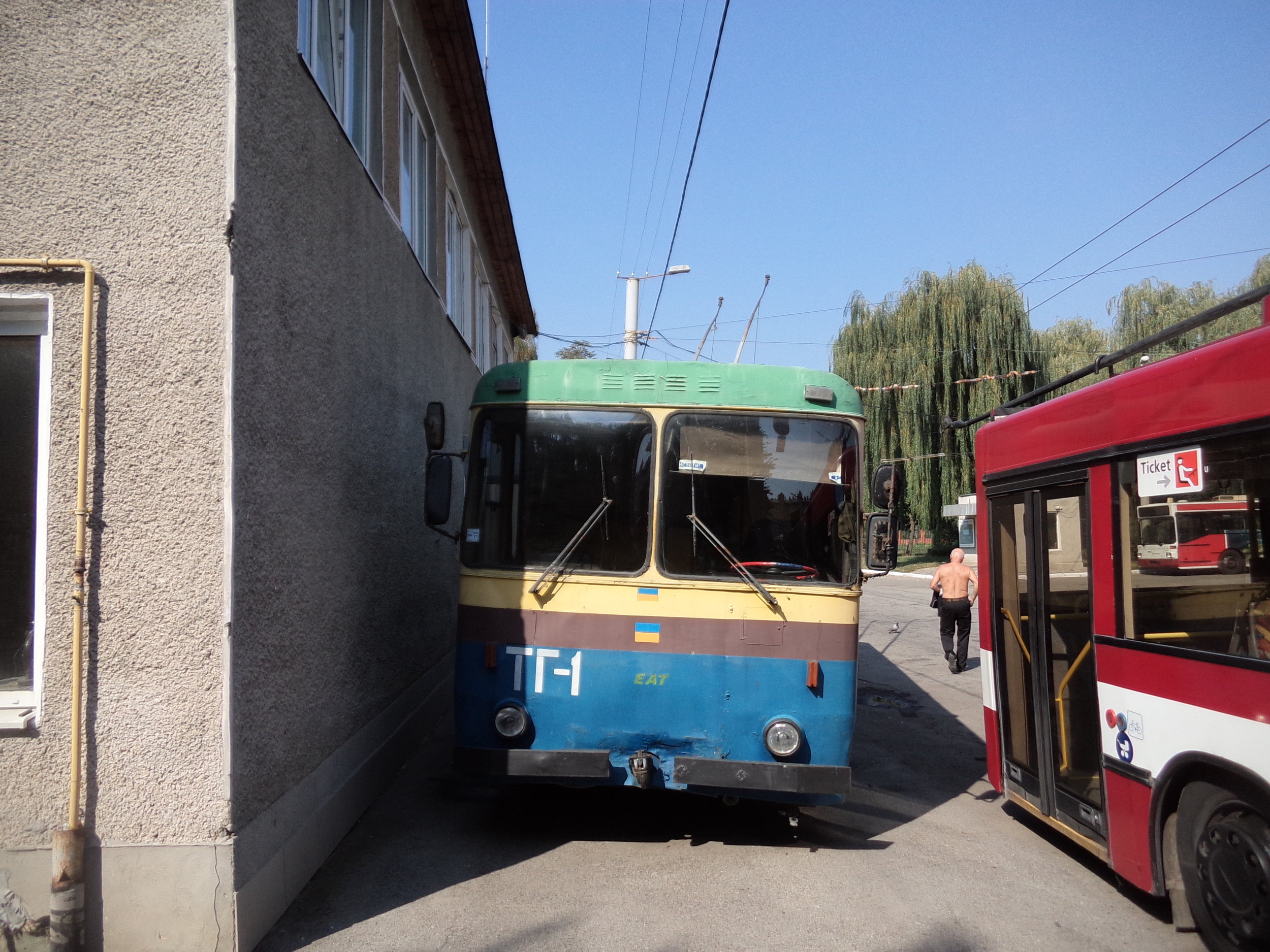 Služební vůz mají ve vozovně jen jeden, je typu KTG-1 a pamatuje samé počátky ivanofrankivské sítě, jejíž první úsek byl zprovozněn roku 1983. 