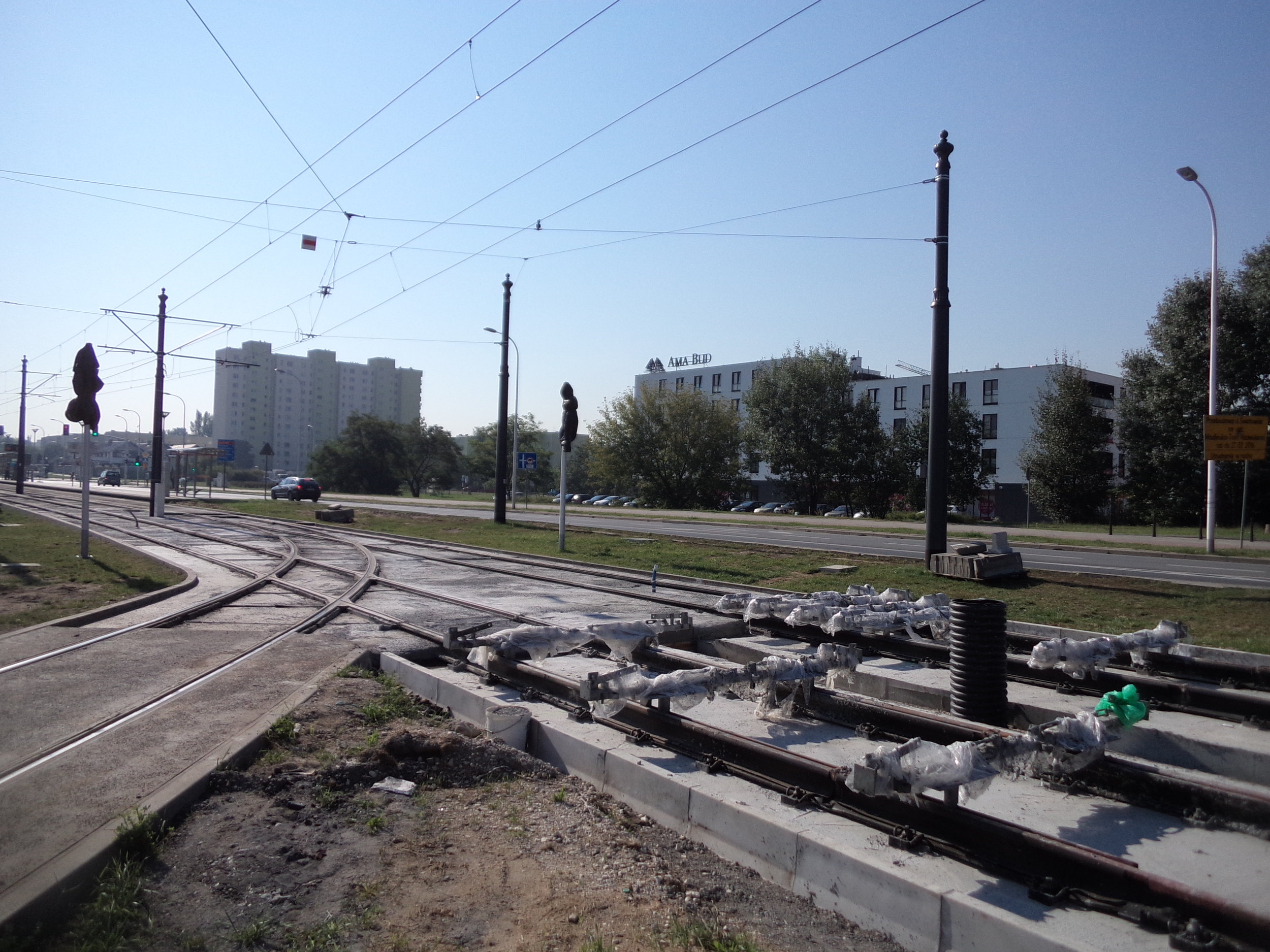 Na přiložených snímcích ze dne 9. září 2016 je vyobrazena stavba v blízkosti stávající konečné linek č. 2 a 17 Tarchomin Kościelny.