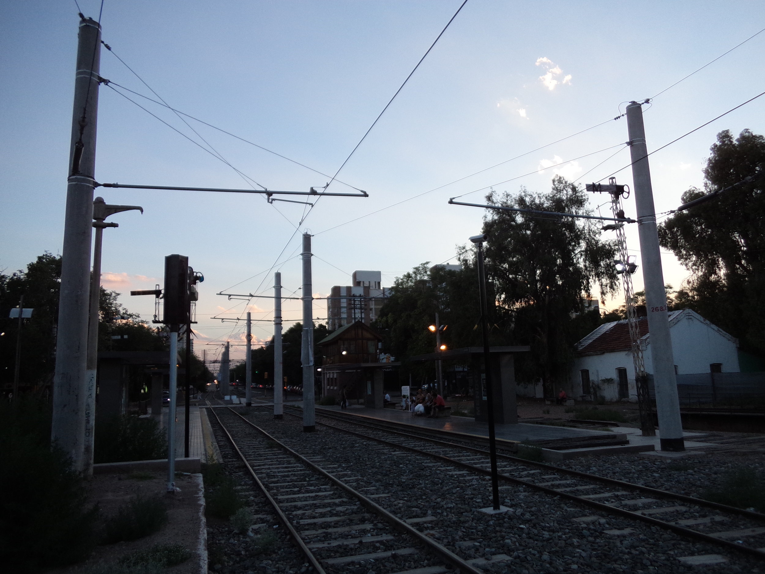 Konečná Estación Mendoza. Vlevo výstupní ostrůvek, vpravo nástupní.
