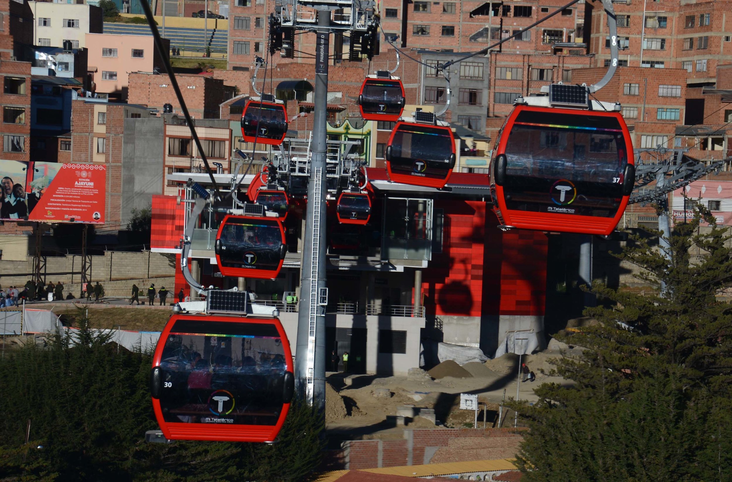 Situace v metropolitní oblasti La Pazu byla z hlediska veřejné dopravy dlouhodobě špatná. Místní vsadili na lanovky jako nosnou páteř nového dopravního systému. (foto: Ministerio de Obras Públicas, Servicios y Vivienda)