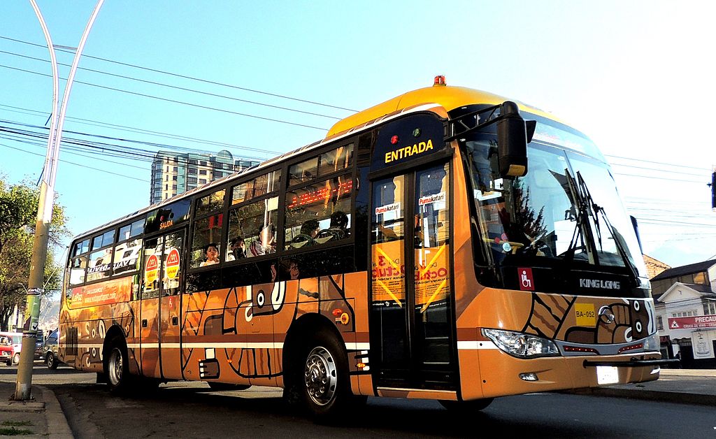 Autobusová doprava zajišťovaná městským podnikem donedávna v La Pazu neexistovala, přepravu cestujících zde po silnici zajišťovaly výhradně privátní subjekty, které však i dnes na trhu dominují. (foto: Leojauregu i , wikipedia.org) 